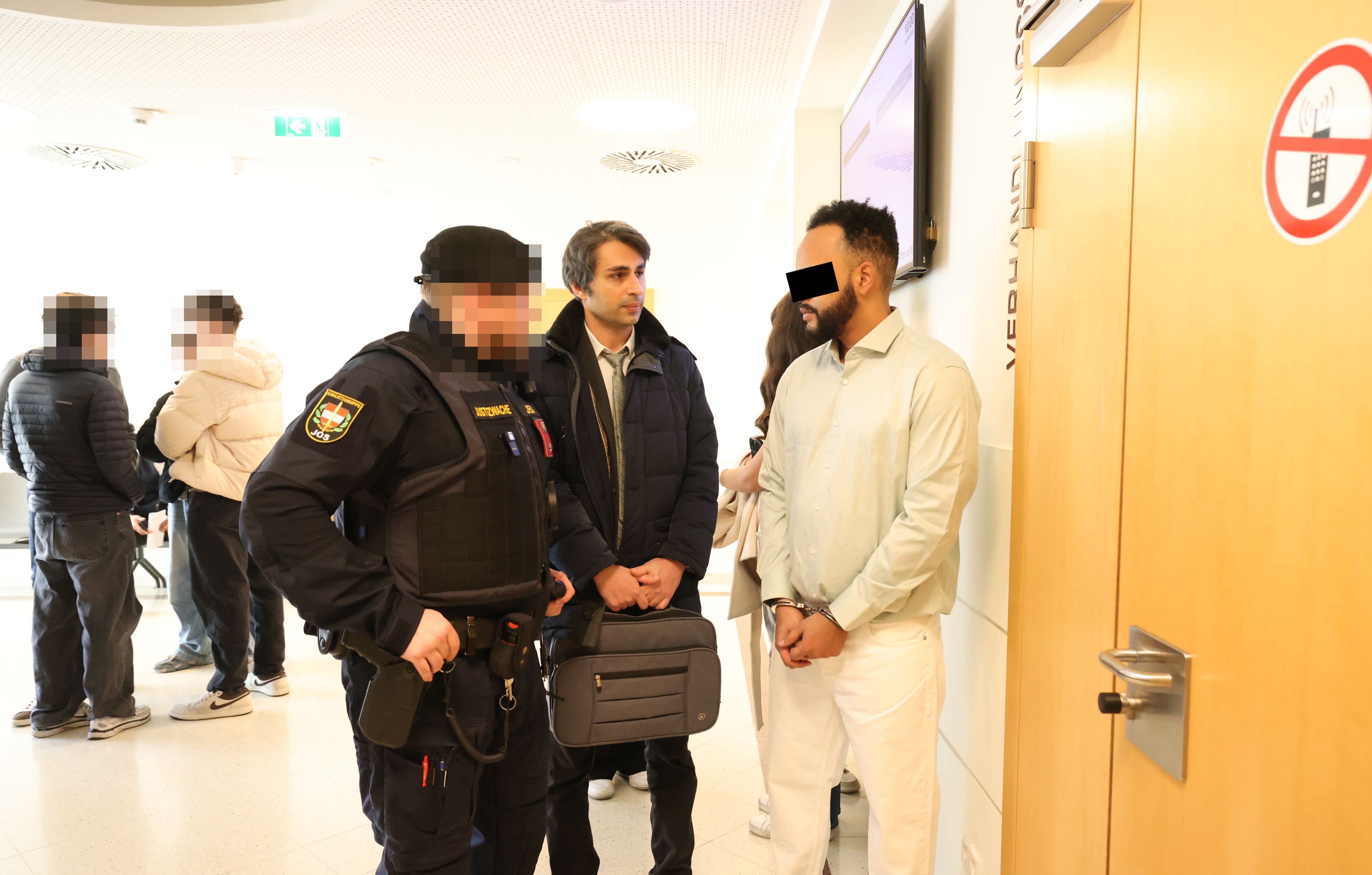 Der Karibik-Casanova (Verteidigung: Zaid Rauf) dürfte sich auch mit Koks keine goldene Nase verdient haben…