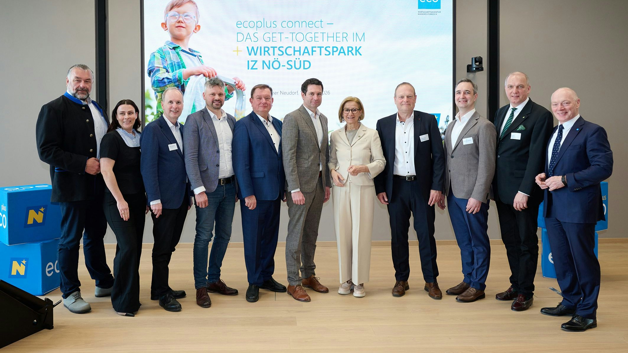 Gruppenfoto rund um Landeshauptfrau Johanna Mikl-Leitner.