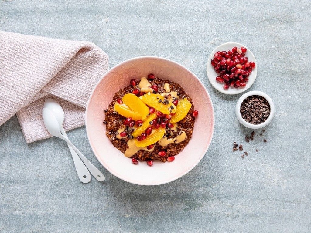 Der perfekte Start in den Tag: Kakao-Porridge mit Orangen und Granatapfel
