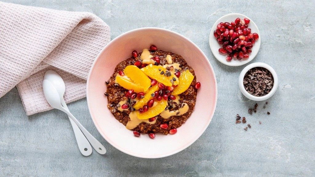 Heute.at - Kakao-Porridge mit Orangen und Granatapfel