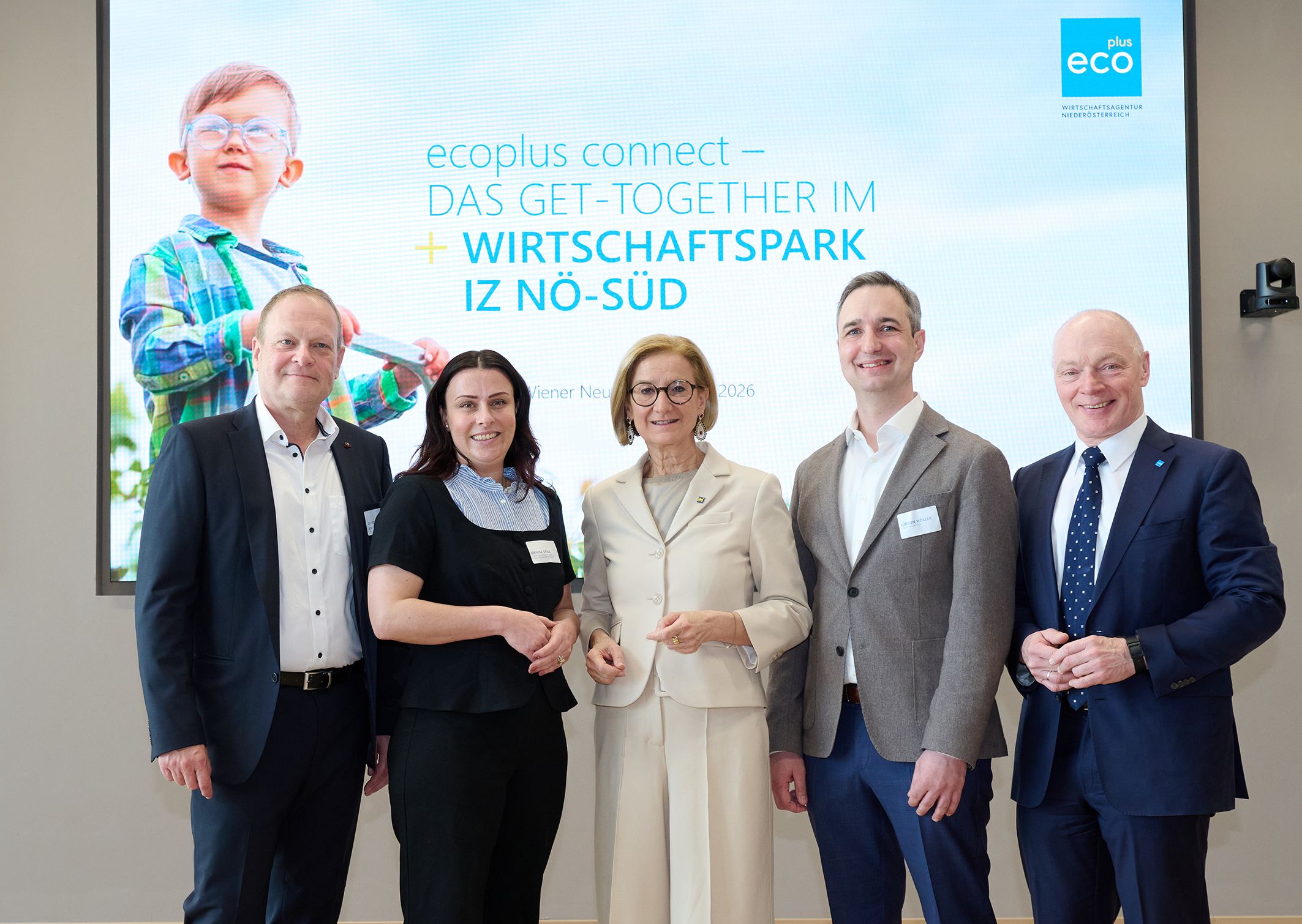 Landeshauptfrau Johanna Mikl-Leitner und ecoplus-Geschäftsführer Helmut Miernicki (rechts) begrüßten gemeinsam die neuen Unternehmer im IZ NÖ-Süd.