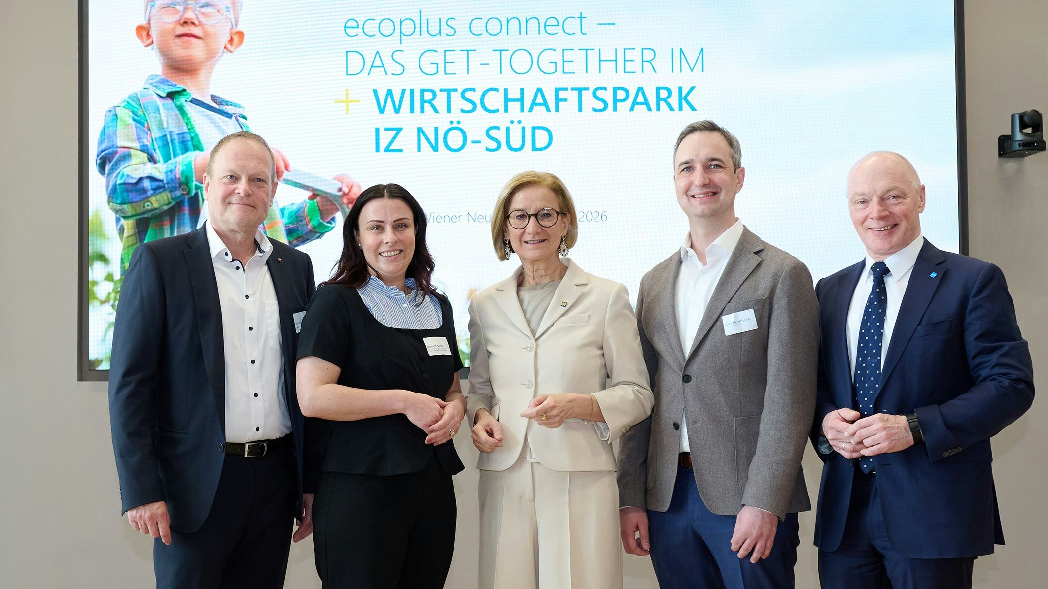 Landeshauptfrau Johanna Mikl-Leitner und ecoplus-Geschäftsführer Helmut Miernicki (rechts) begrüßten gemeinsam die neuen Unternehmer im IZ NÖ-Süd.