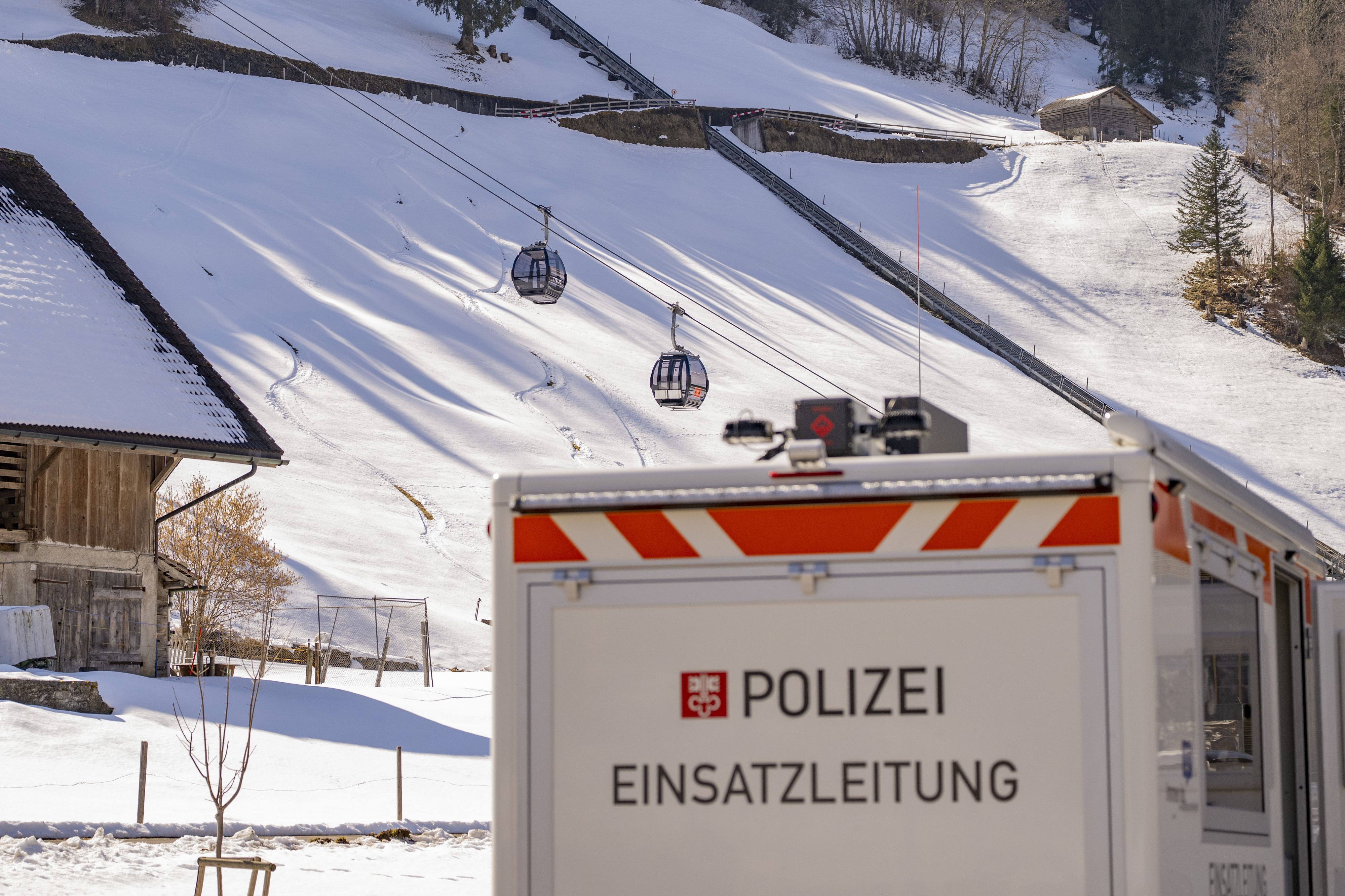 Am Mittwoch kam es aus bisher unbekannter Ursache zu einem Gondel-Absturz im Schweizer Skigebiet Titlis. Nach bisherigem Stand kam dabei eine Person ums Leben. 