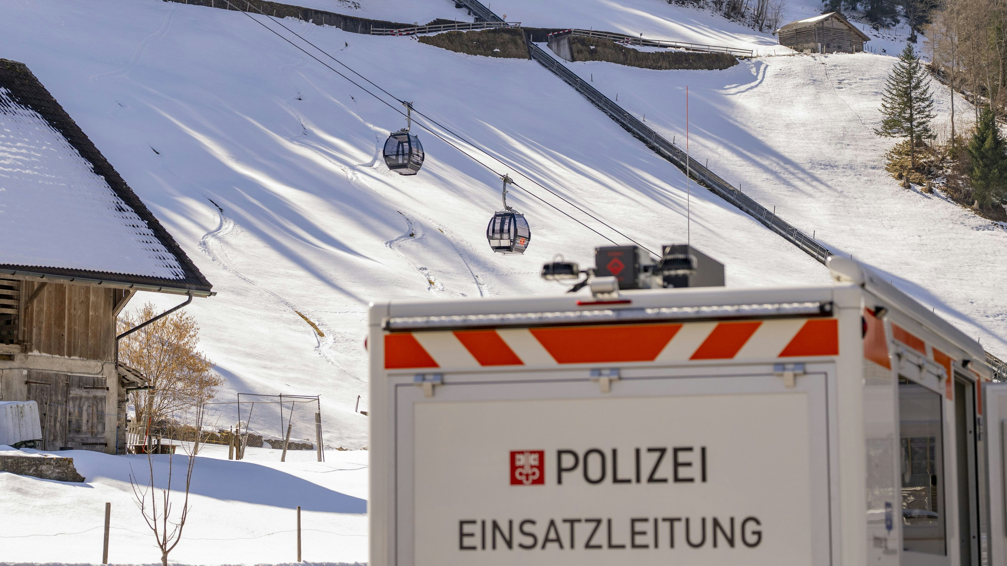 Am Mittwoch kam es aus bisher unbekannter Ursache zu einem Gondel-Absturz im Schweizer Skigebiet Titlis. Nach bisherigem Stand kam dabei eine Person ums Leben. 