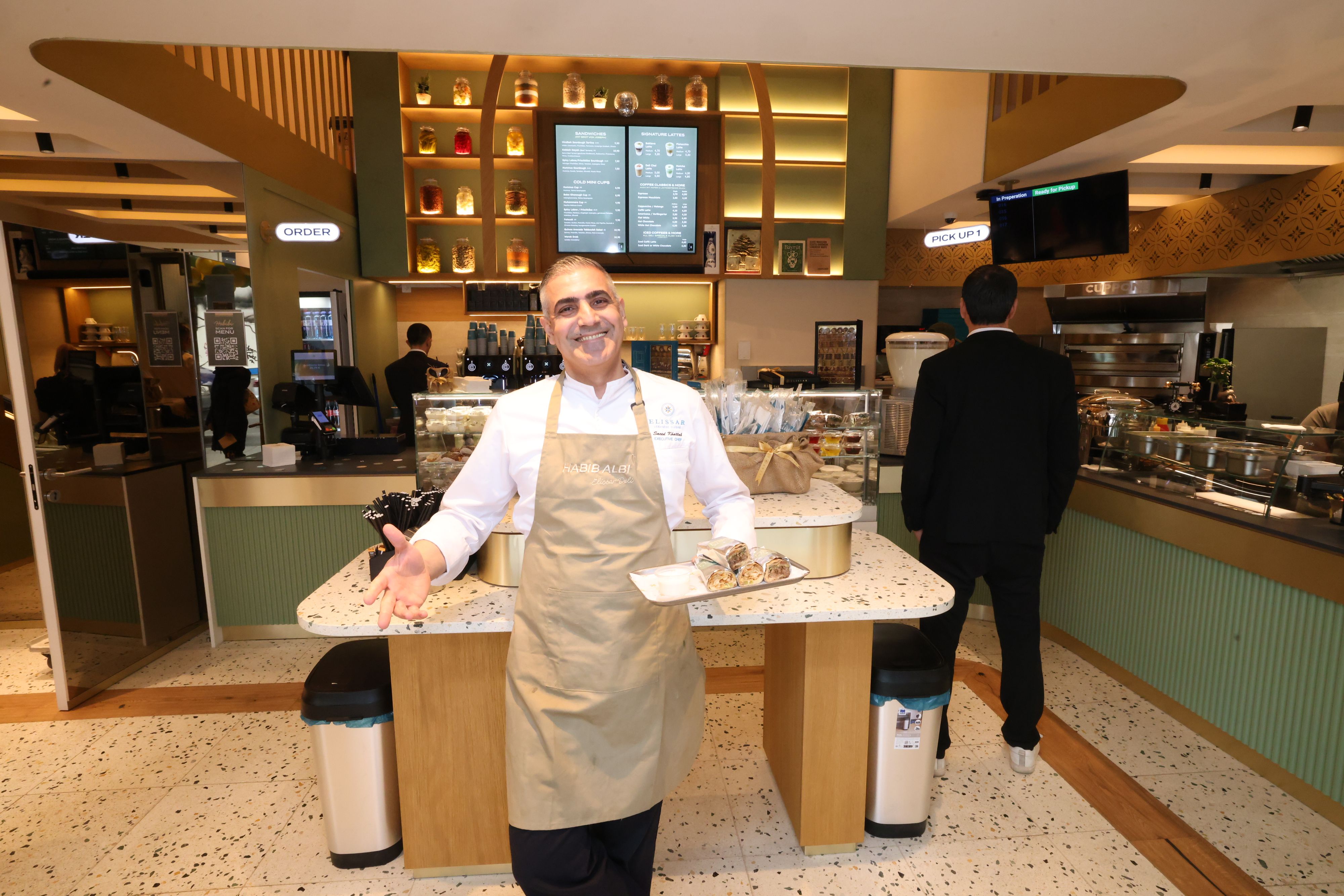 Chef Saeed Khatab serviert neben Shawarma auch zahlreiche andere libanesische Spezialitäten.
