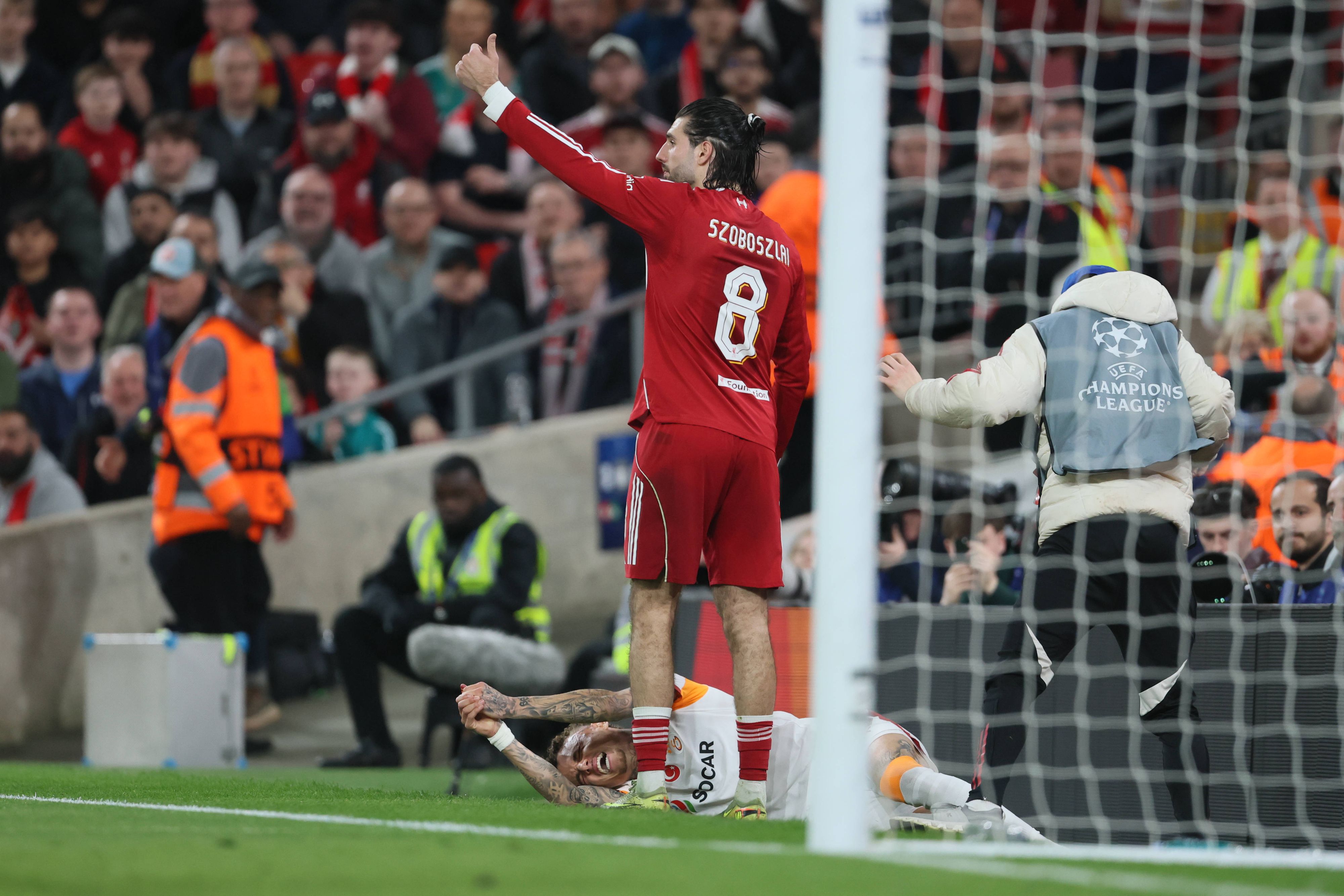 Galatasaray-Spieler Noa Lang verletzte sich an der Werbebande. 