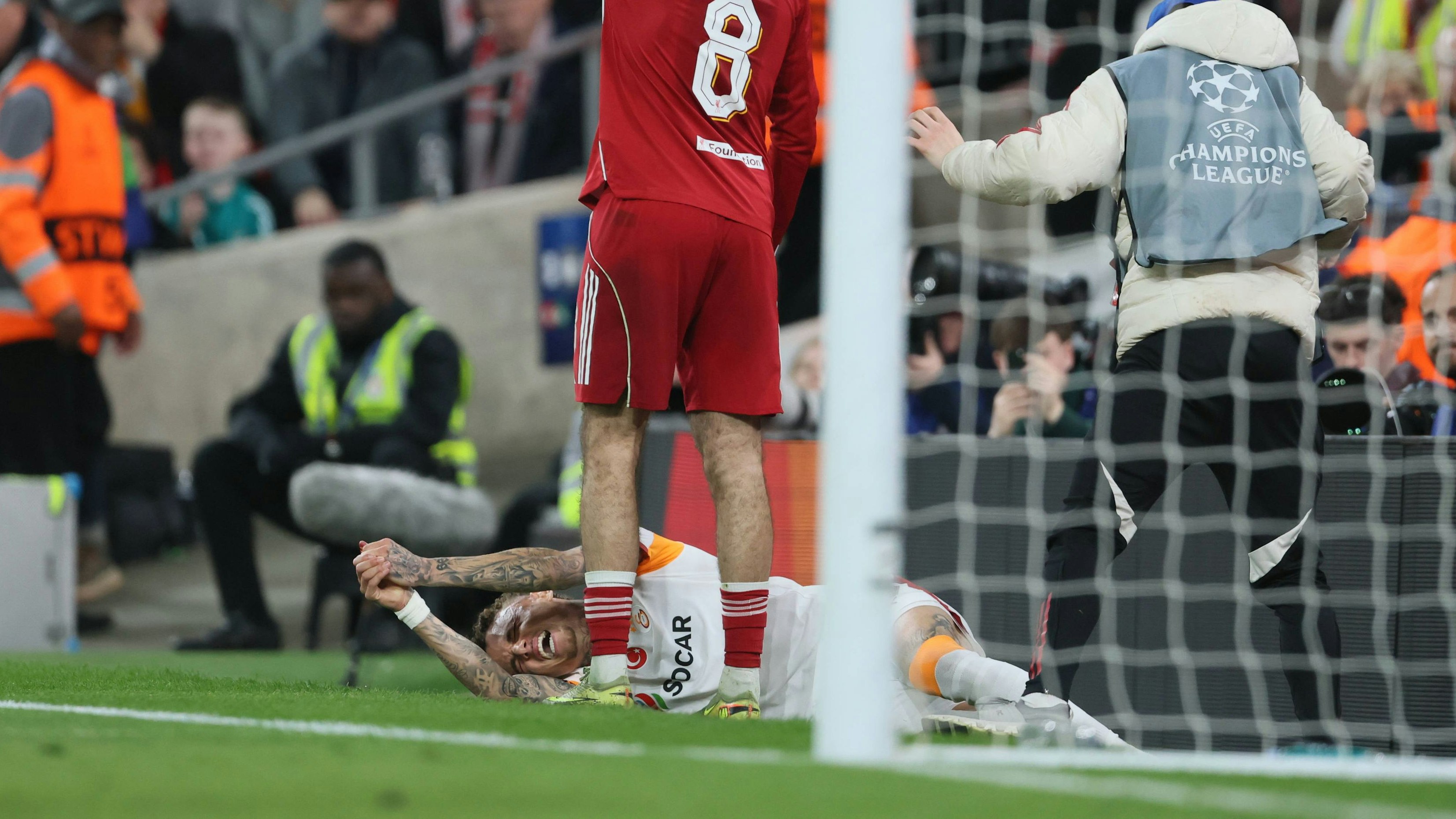Galatasaray-Spieler Noa Lang verletzte sich an der Werbebande. 
