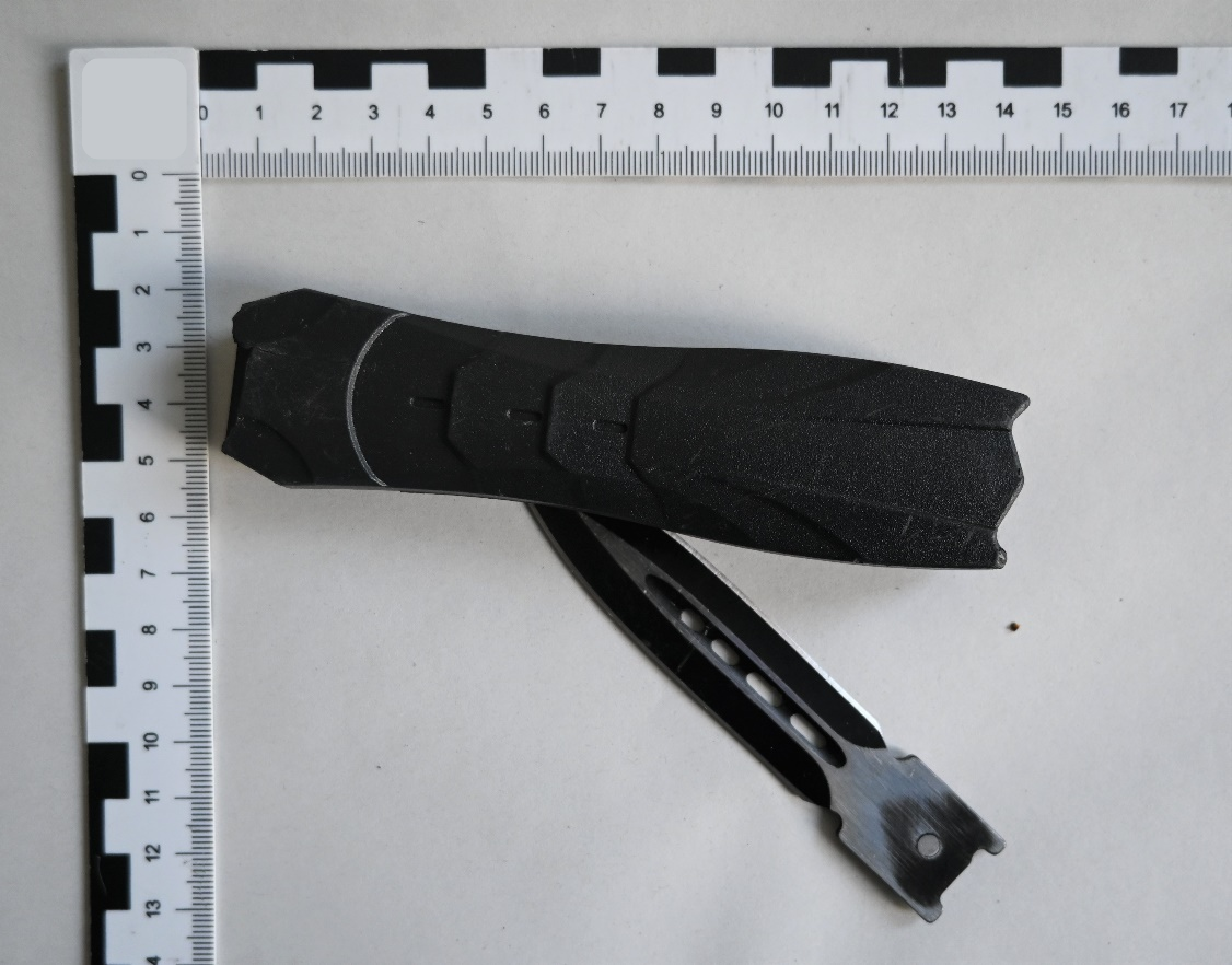 Die Polizei stellte das mutmaßliche Tatwerkzeug sicher.