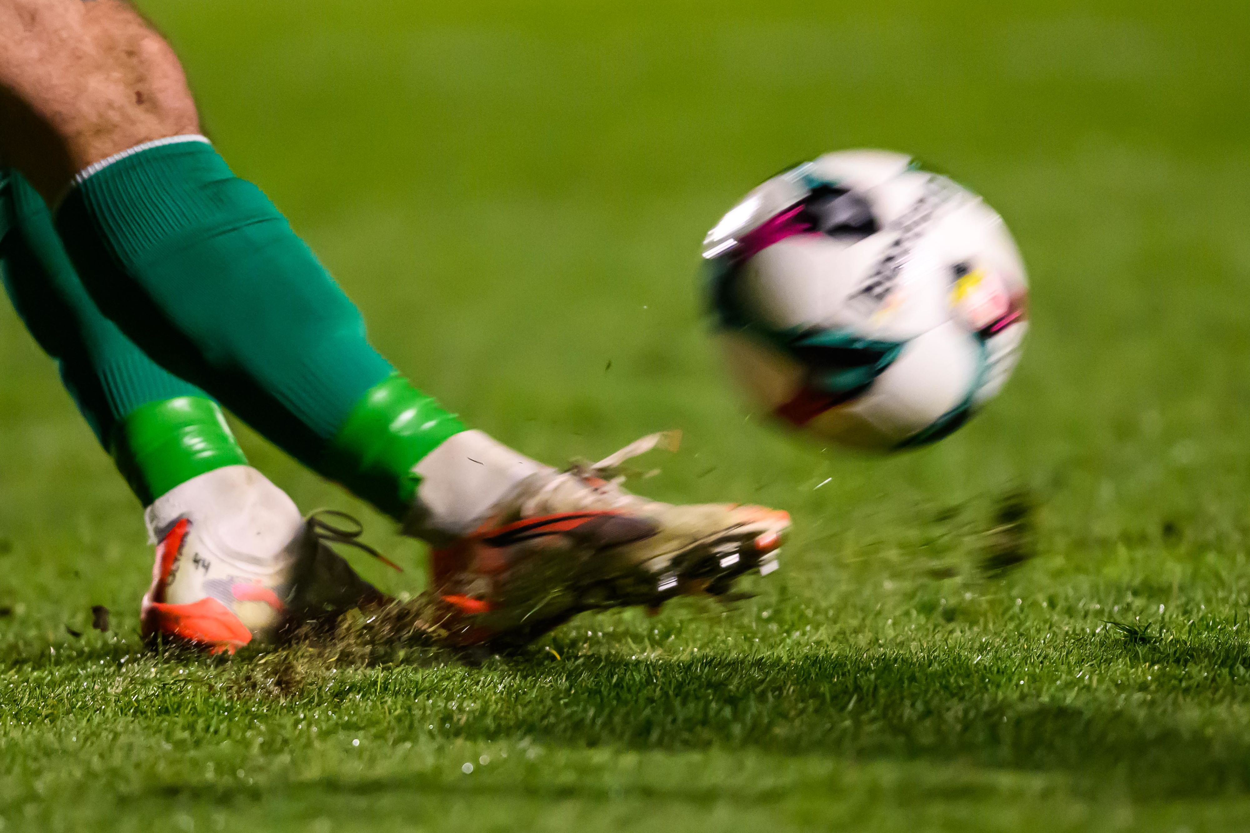 Nicht nur der Ball, auch das Gesetz wurde mit Füßen getreten (Symbolbild).