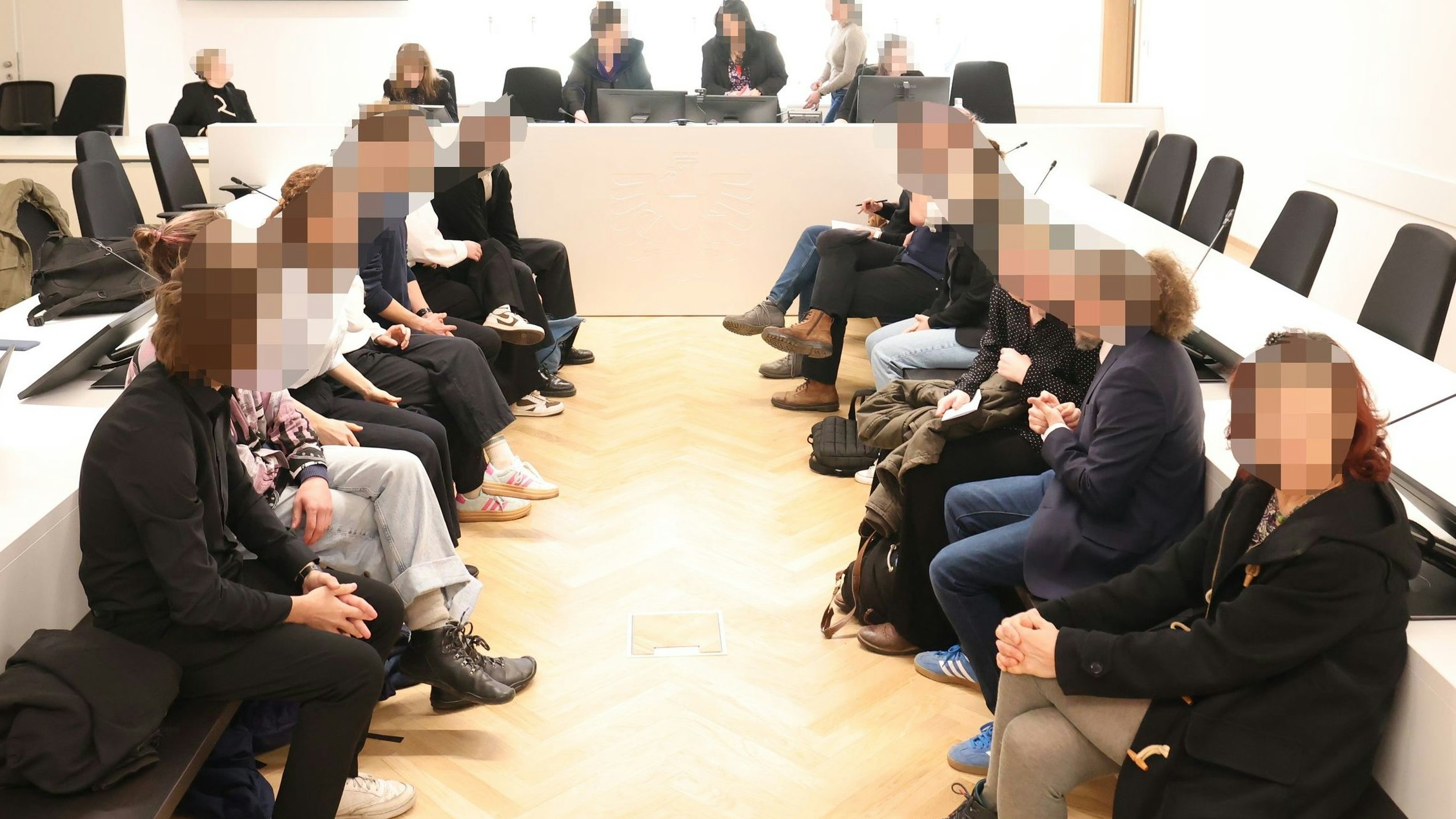 Heute.at - Mumienhände vor Parlament: Diversion für Klimakleber