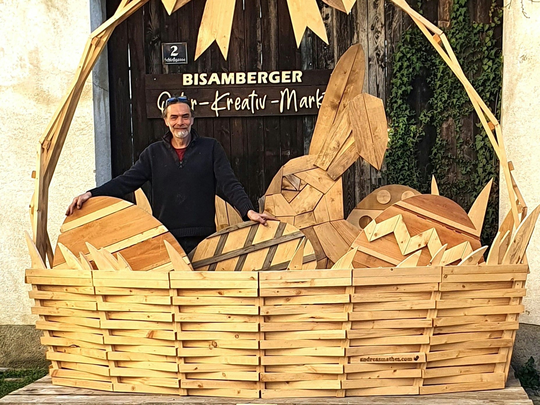 Österreichs wohl größter Osterkorb steht in Bisamberg. Im Bild: Der Künstler mit dem Körbchen