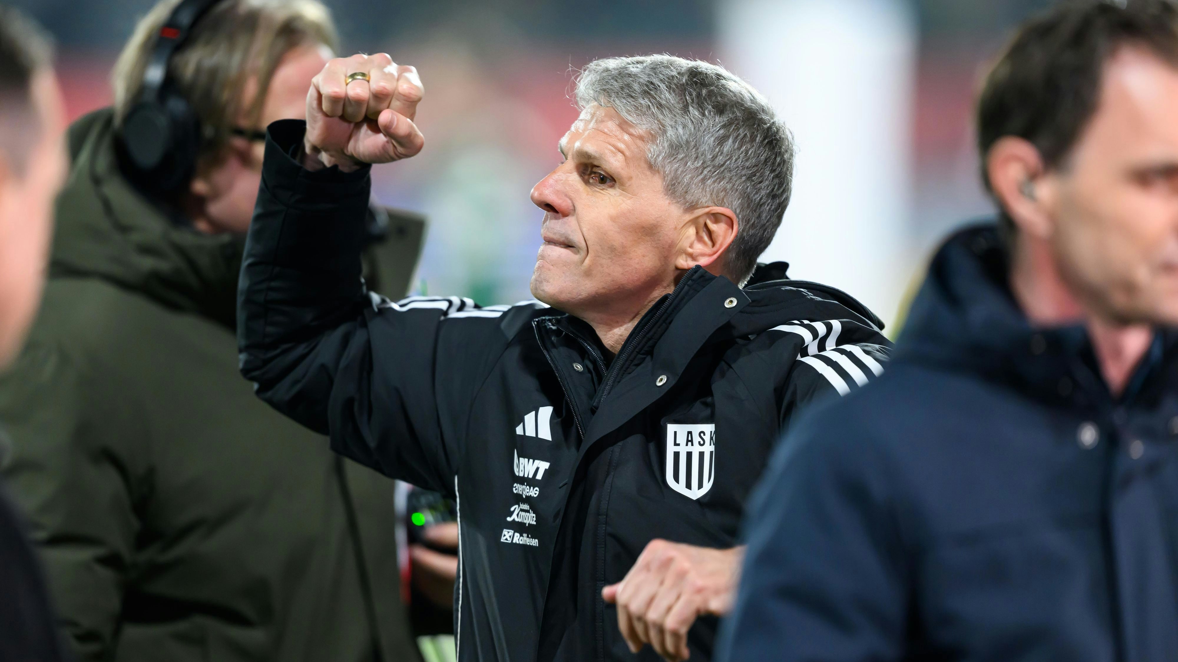 Heute.at - Kühbauer provoziert Ried-Fans, teilt dann im ORF aus