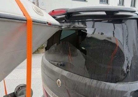 Boot krachte in Autoheck