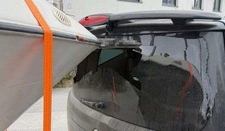 Boot krachte in Autoheck