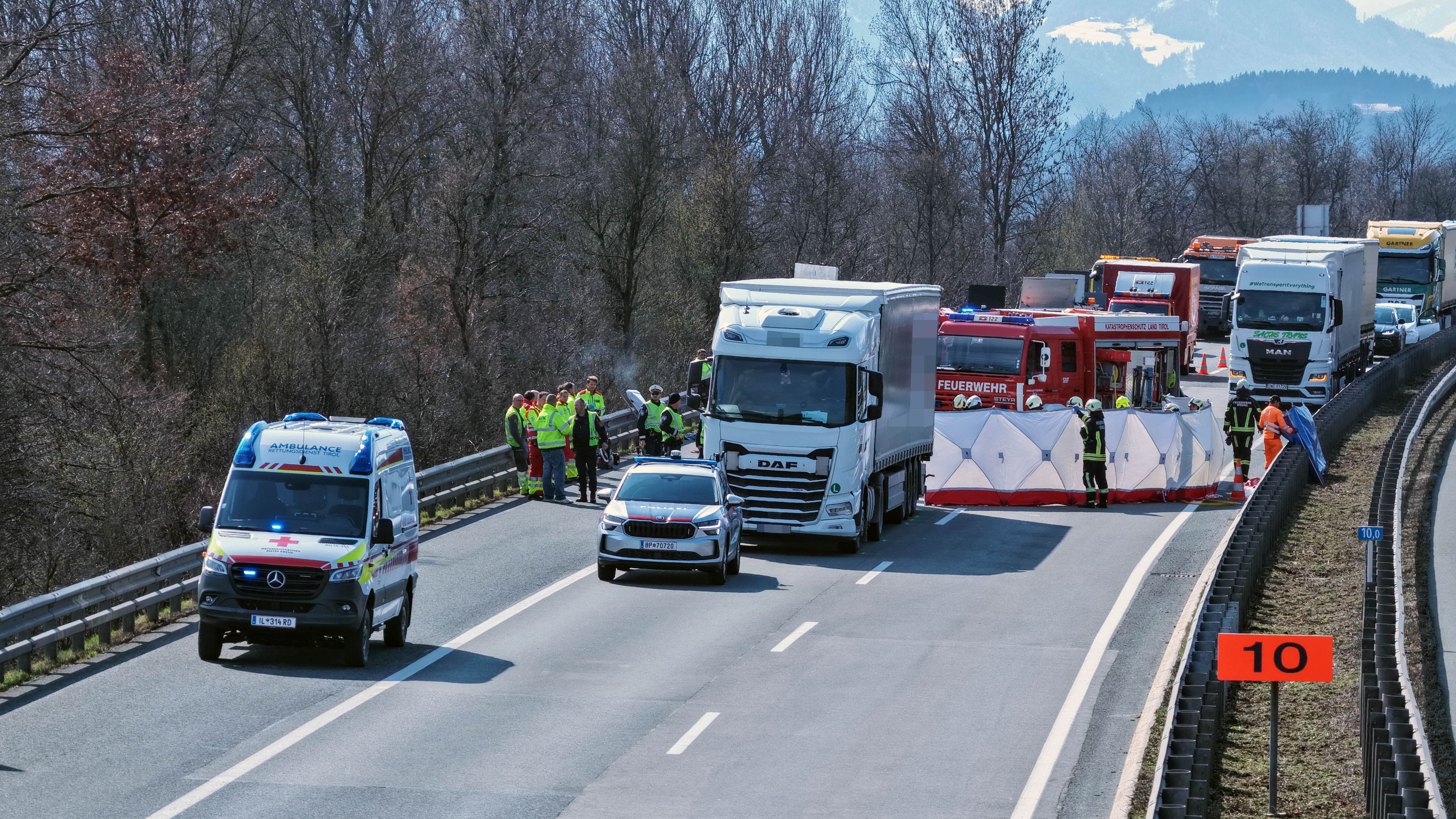Ein Auffahrunfall auf der A12 forderte ein Menschenleben.