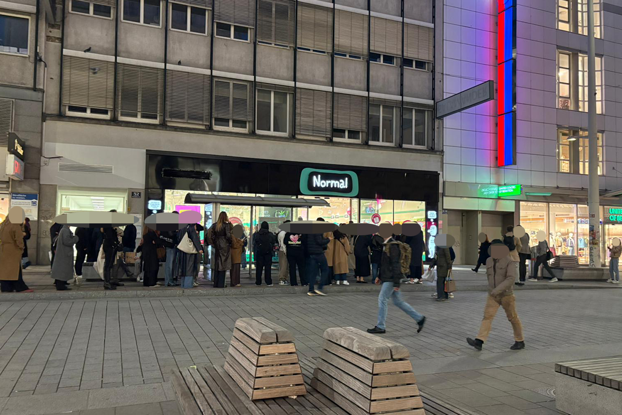 Schon am Vorabend versammelten sich Neugierige vor dem Shop in der Mariahilfer Straße.