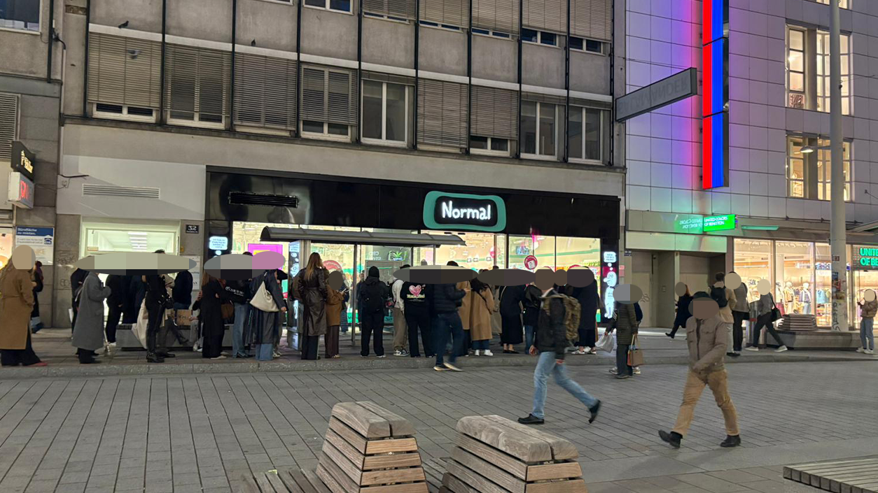 Schon am Vorabend versammelten sich Neugierige vor dem Shop in der Mariahilfer Straße.