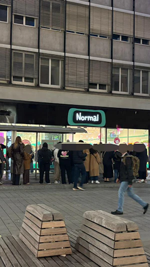 Normal Neueröffnung Wien: Mega-Andrang vor dem dänischen Supermarkt auf der Mariahilfer Straße. Goodies, Gutscheine und DJ-Set zum Start.