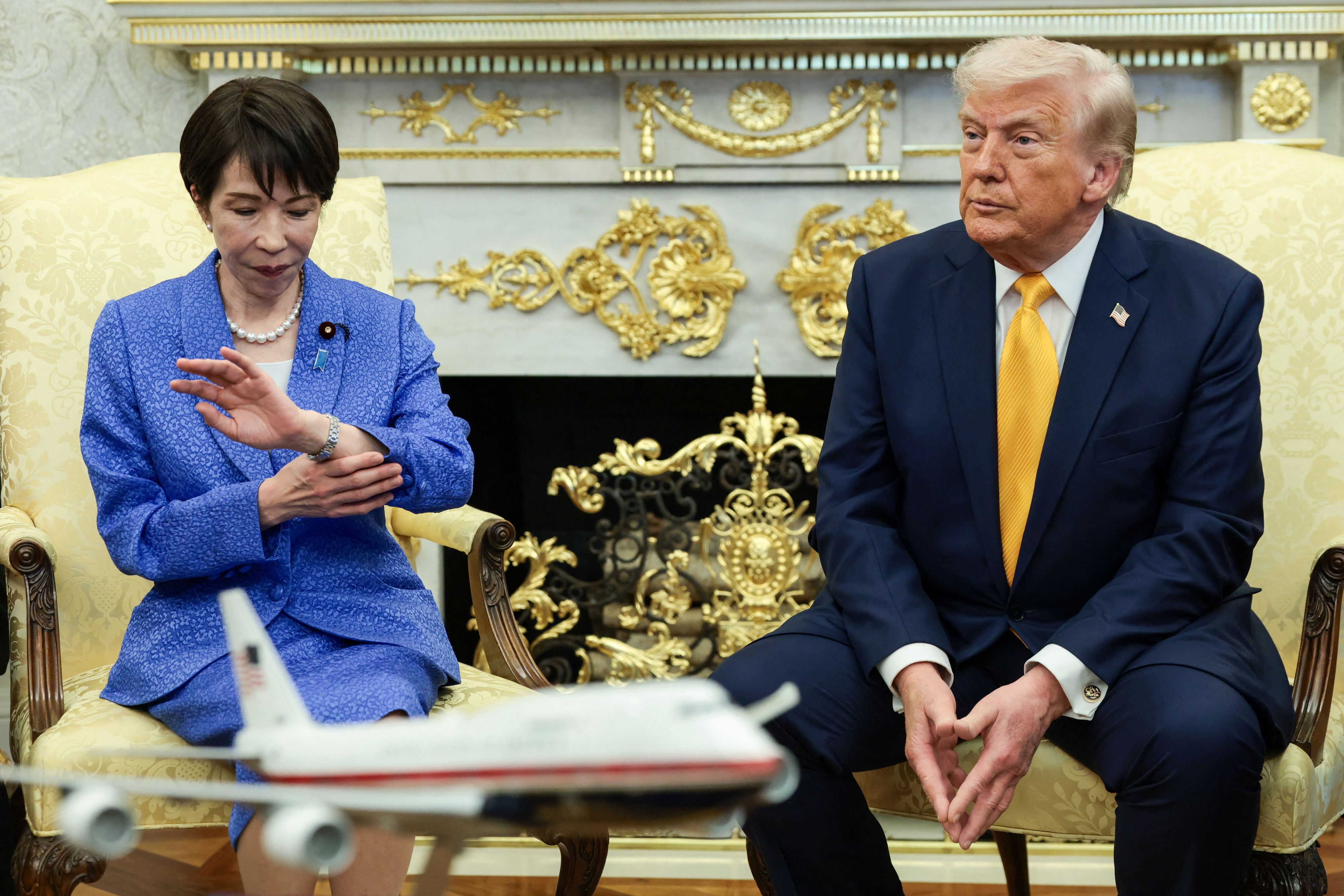 Japans Regierungschefin Sanae Takaichi reagierte sichtlich irritiert auf den Witz von Donald Trump.