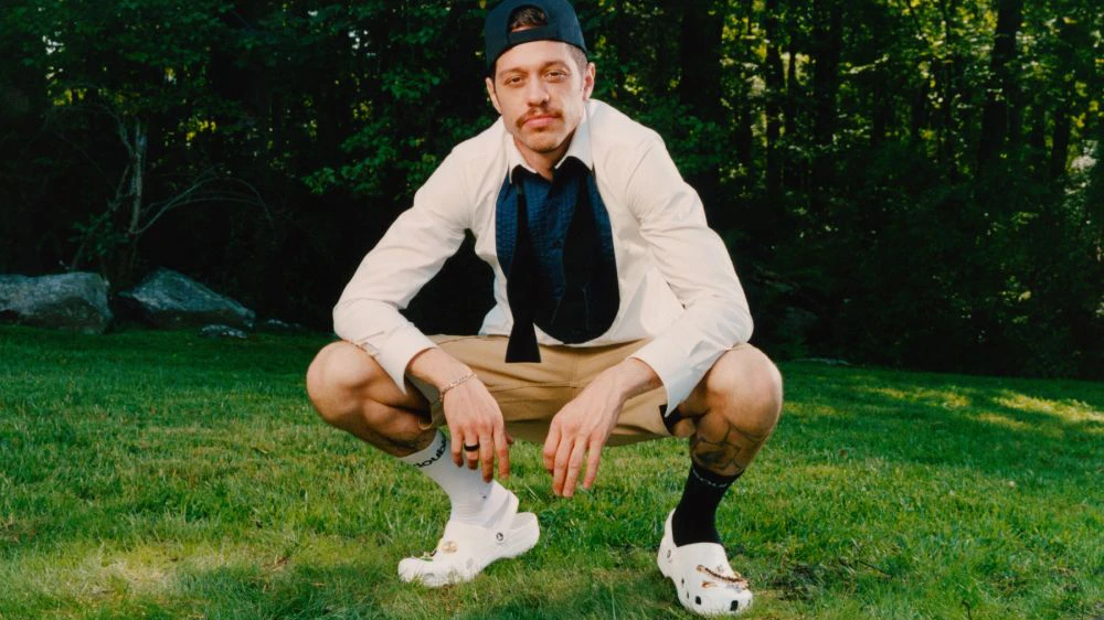 Pete Davidson geht für Crocs in Pose. 