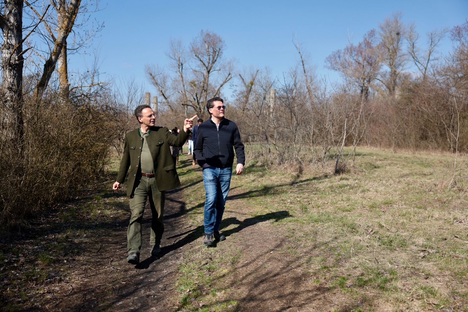 Klima-Stadtrat Jürgen Czernohorszky (r.) erkundet das Gelände.
