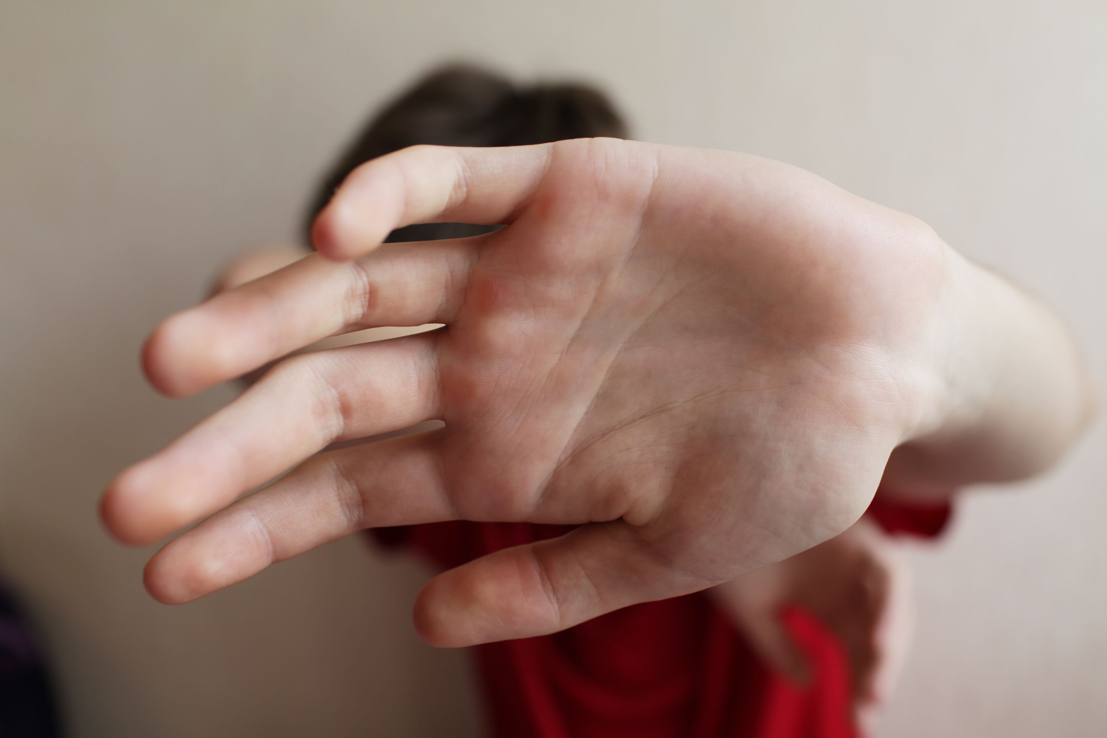 Ein Schüler verletzte sich beim Tragen einer Pinnwand schwer am Finger und zog später vor Gericht.
