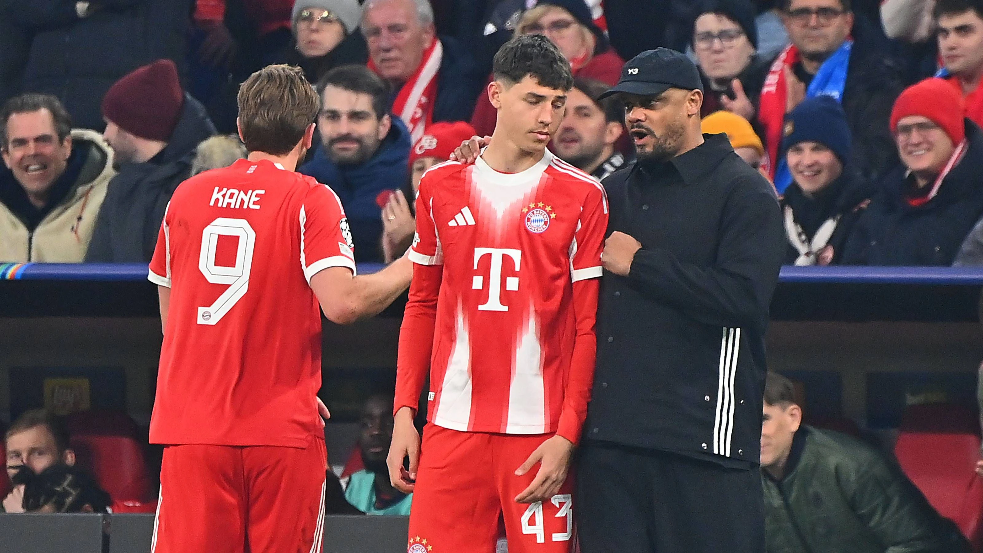 Einwechslung Filip PAVIC Bayern Muenchen, mit Trainer Vincent KOMPANY Bayern Muenchen, Auswechslung Harry KANE Bayern Muenchen. Fussball Champions League,Saison 2025/26, Achtelfinale FC Bayern Muenchen - Atalanta Bergamo 4-1 am 18.03.2026 A L L I A N Z A R E N A. *** Substitution Filip PAVIC Bayern Muenchen , with coach Vincent KOMPANY Bayern Muenchen , Substitution Harry KANE Bayern Muenchen Football Champions League,Season 2025 26, Round of 16 FC Bayern Muenchen Atalanta Bergamo 4 1 on 18 03 2026 A L L I A N Z A R E N A