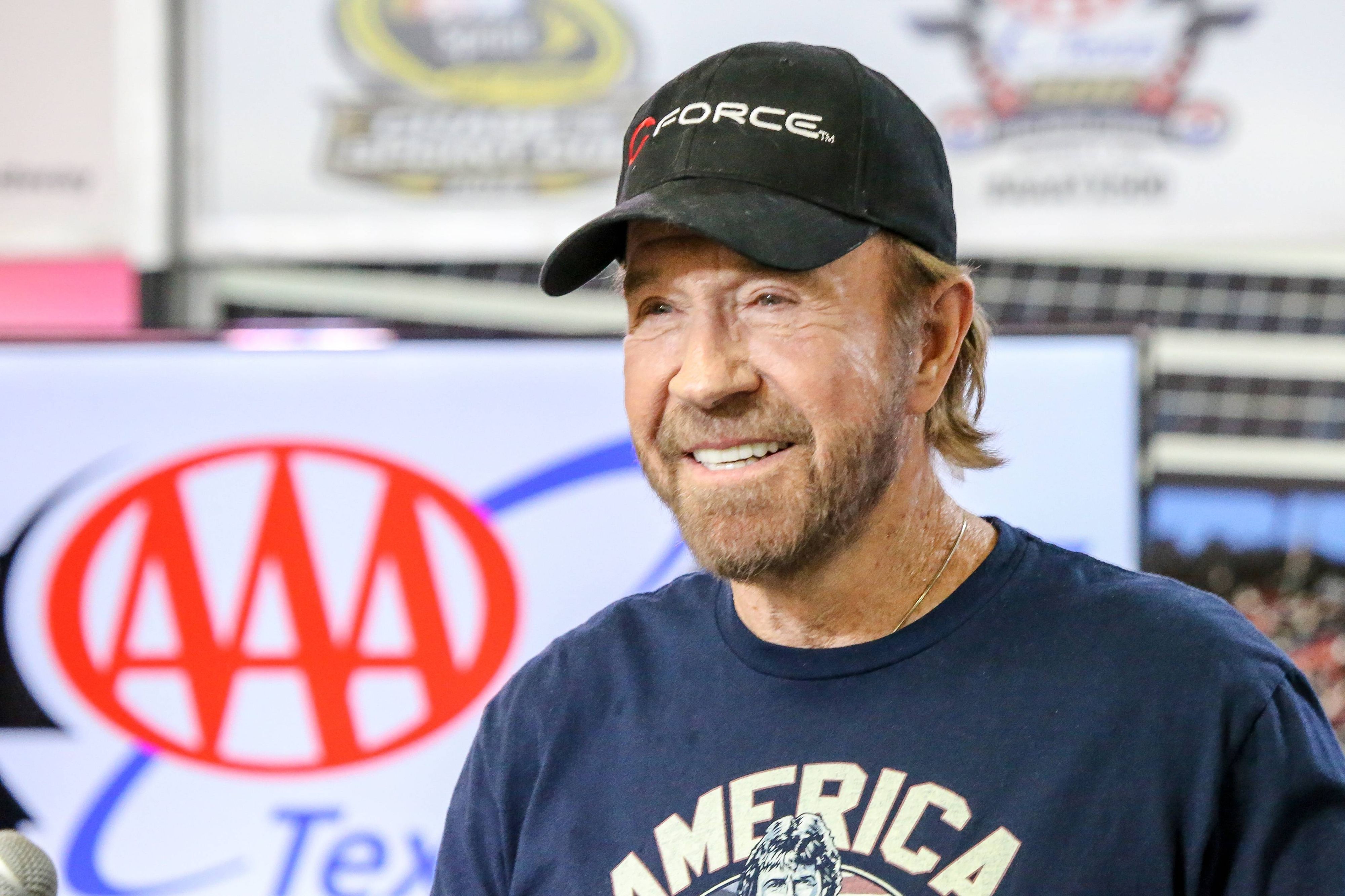 Chuck Norris wurde nach auf Hawai in ein Krankenhaus eingeliefert. 