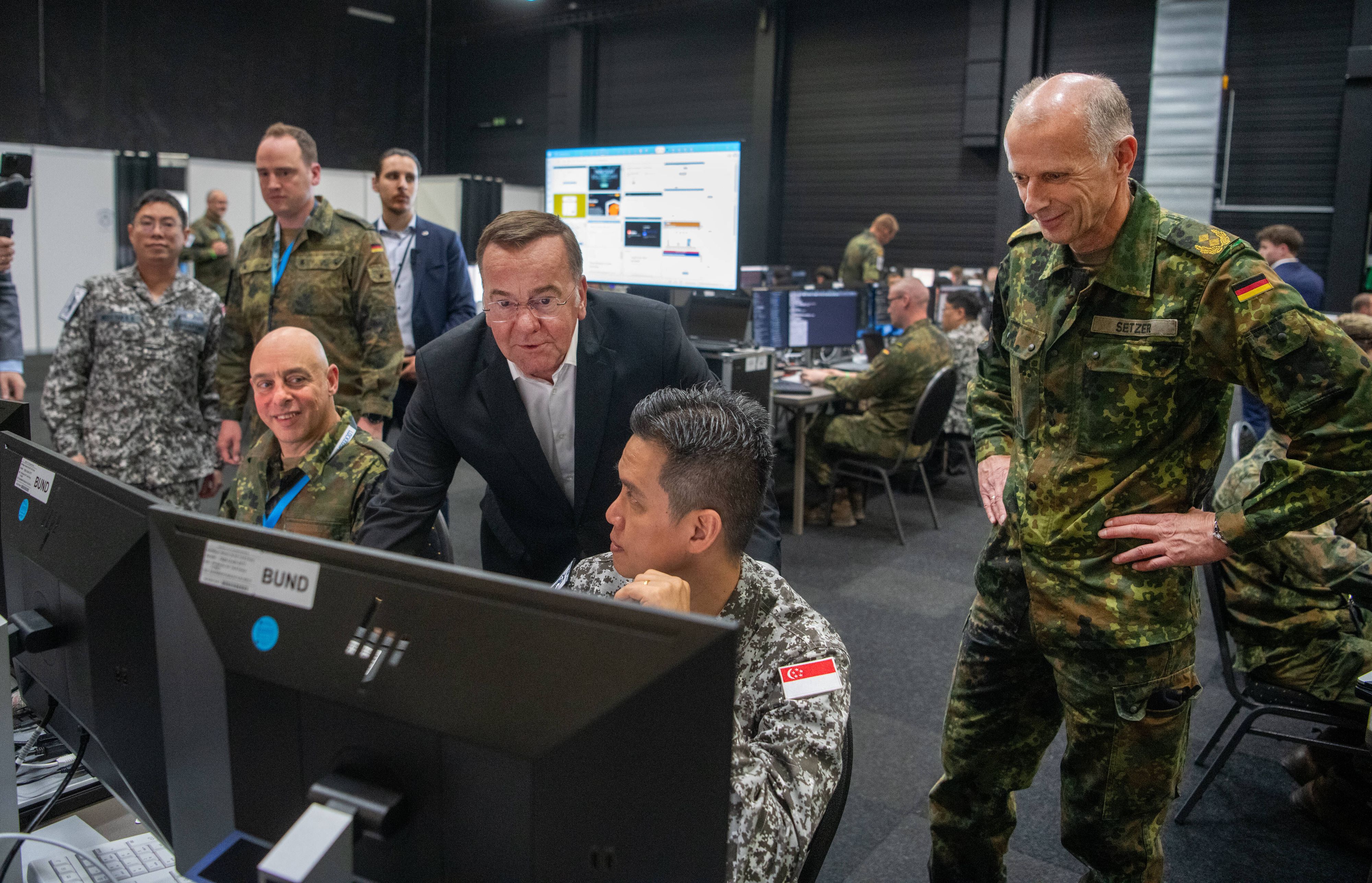 Generalmajor Jürgen Jakob Setzer (re.) )neben dem deutschen Verteidigungsminister Boris Pistorius, erklärte, dass man im Bereich Künstliche Intelligenz im Jahr 2029 