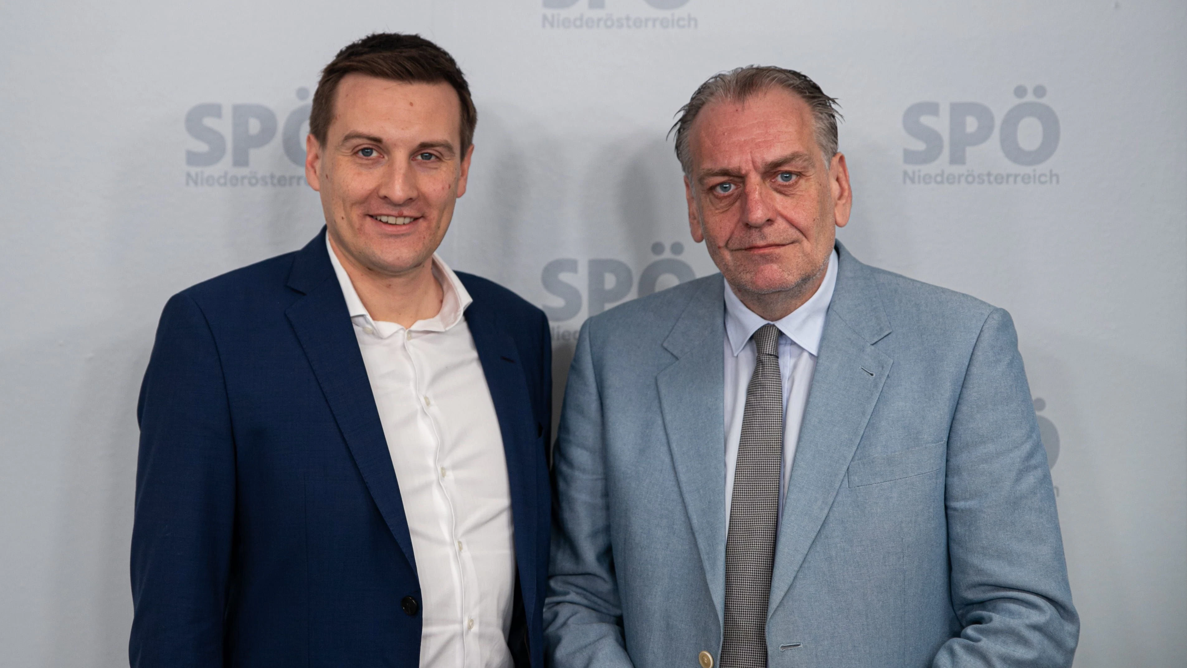 Sven Hergovich (SPÖ, li.), Landesrat für Kommunale Verwaltung und Baurecht, und Andreas Kollross (SPÖ, re.), Bürgermeister von Trumau, sprechen über das "Modell Trumau". 