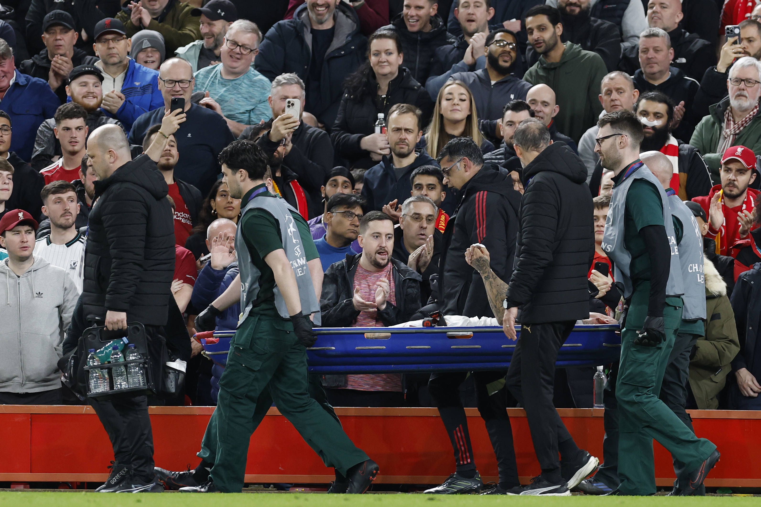 Noa Lang musste abtransportiert werden.