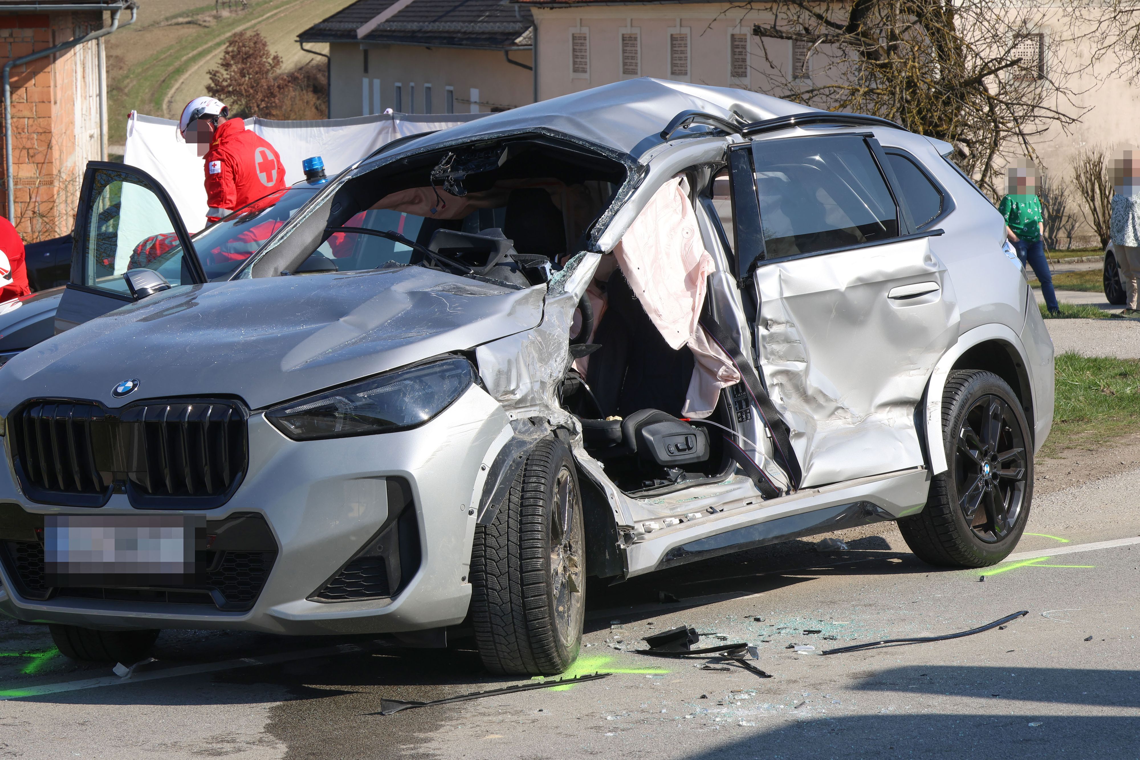 Heute.at - Heftiger Crash mit Lkw – Pkw-Lenker stirbt noch vor Ort