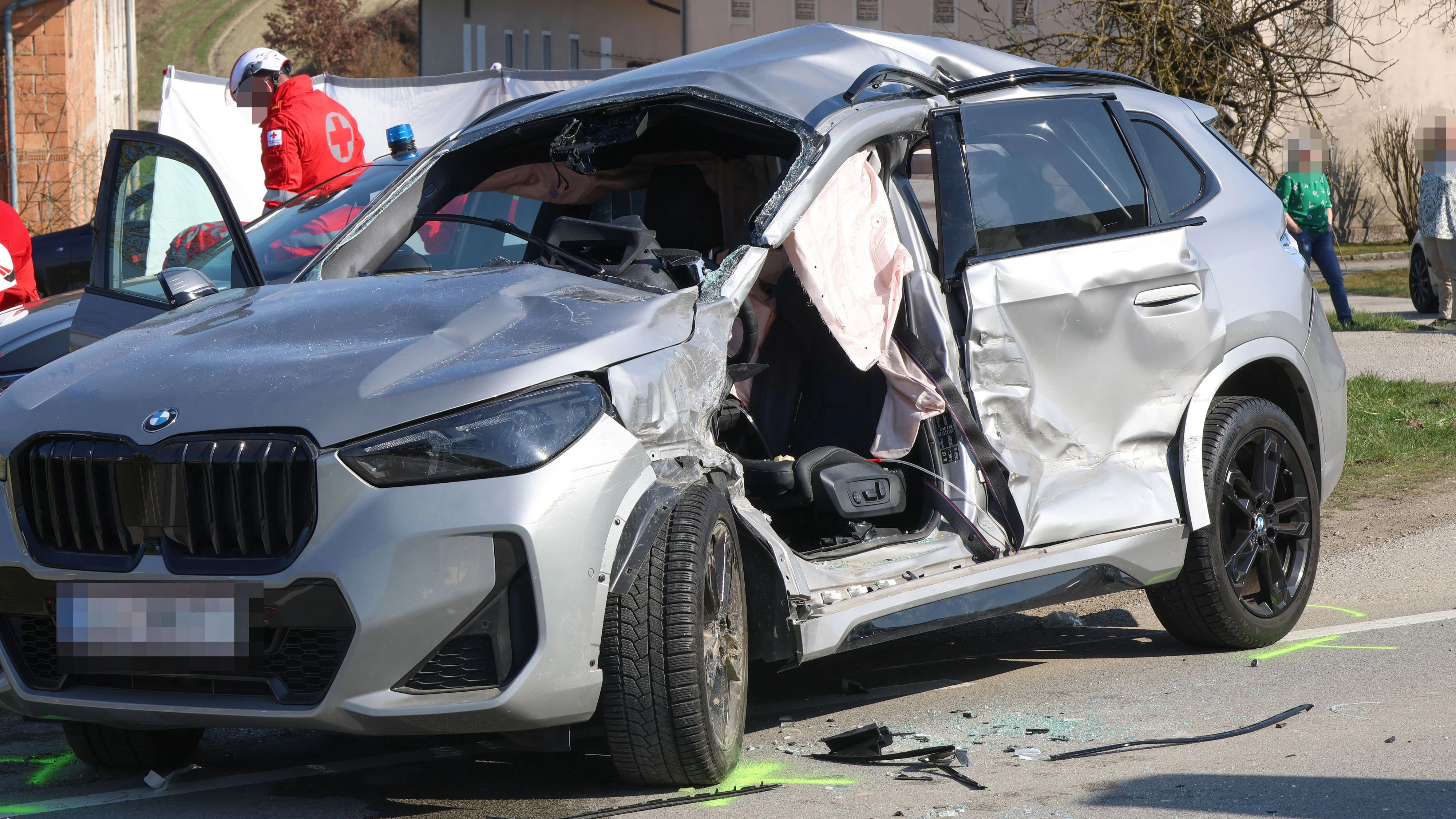 Der Pkw-Lenker wurde im Wrack eingeklemmt – er starb noch an der Unfallstelle.