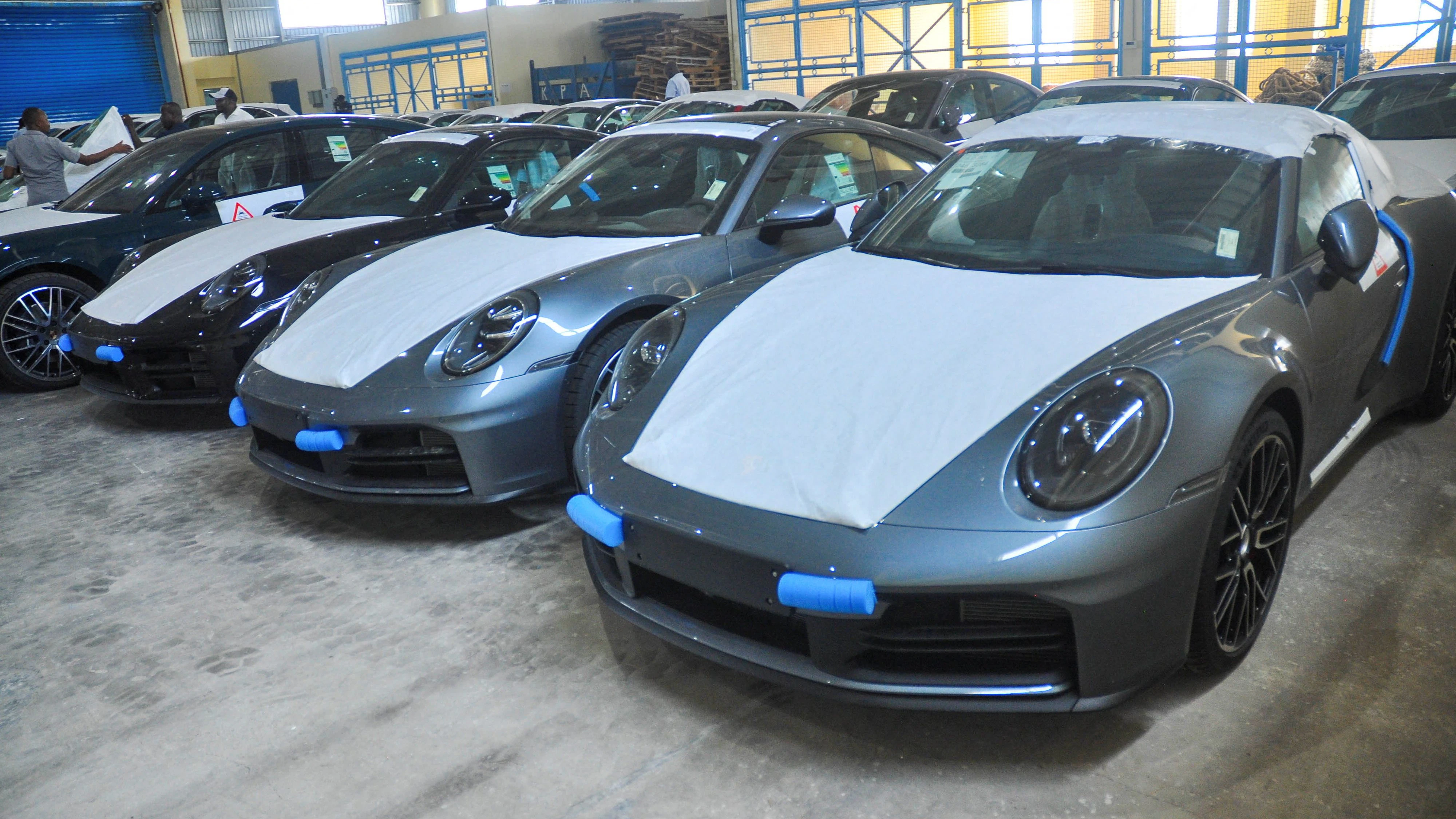 Heute.at - Luxusautos wegen Iran-Krieg auf Lamu gestrandet