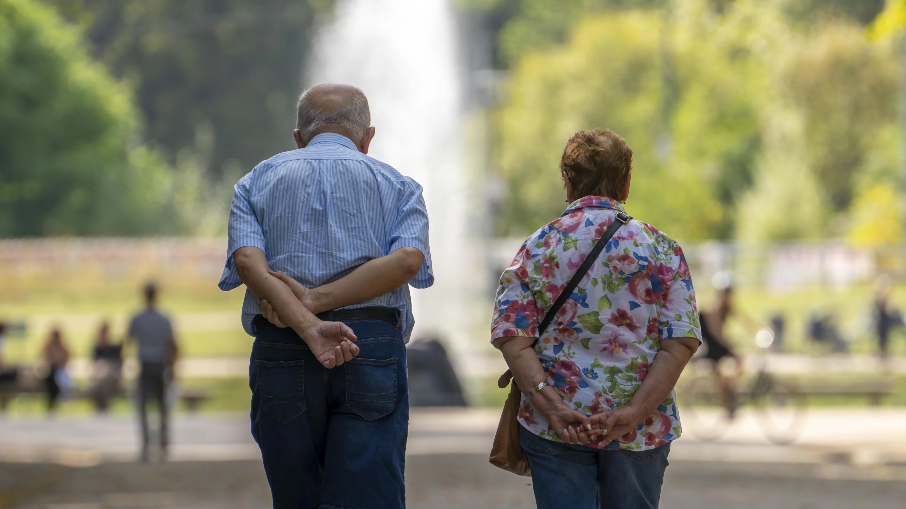The Jägerhofallee in the Hofgarten the central municipal park in Düsseldorf, view of the fountain Jröner Jong, in the round pond, senior couple, North Rhine-Westphalia, Germany, Europe