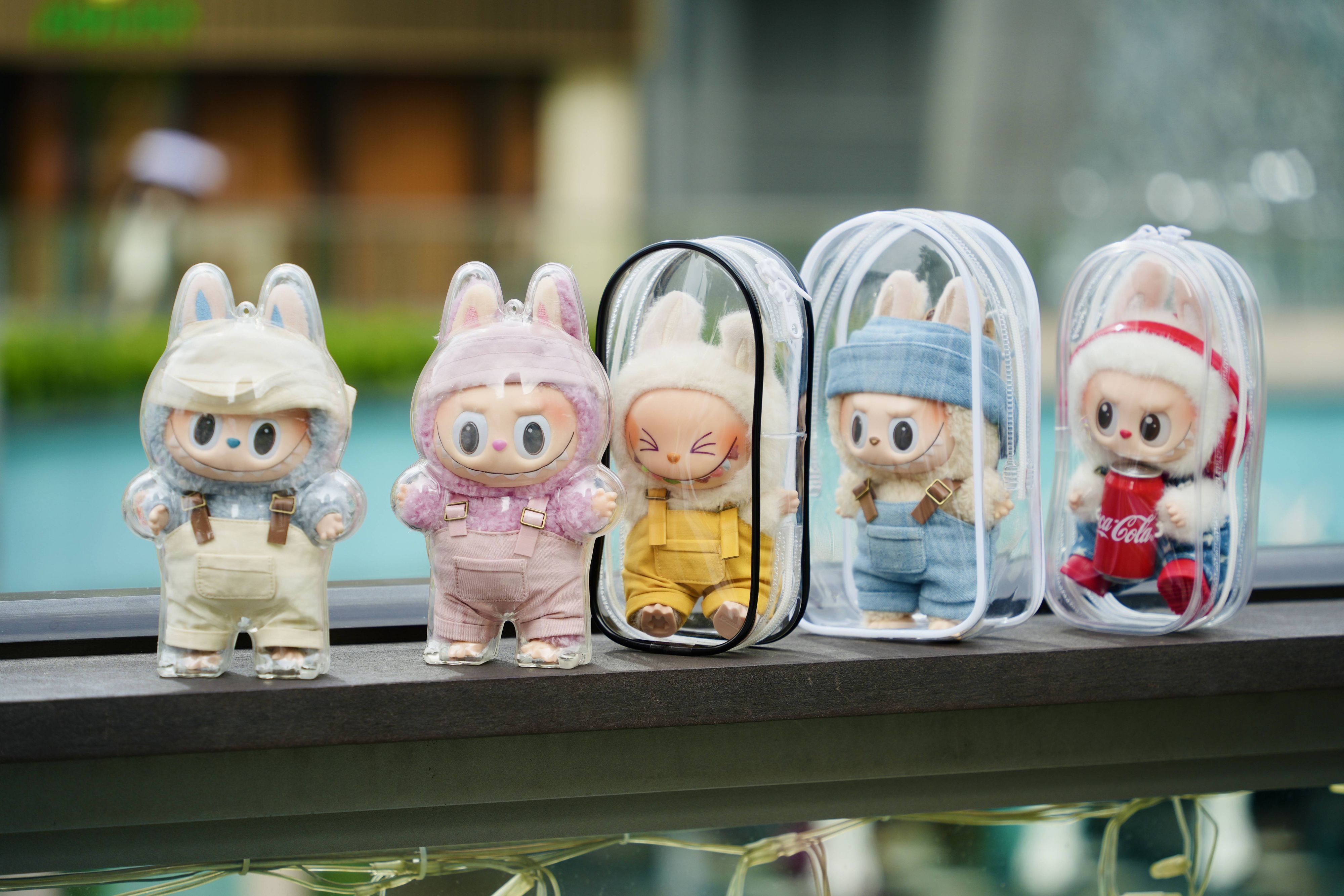 Labubus sind kleine, plüschige Monsterfiguren mit spitzen Zähnen, langen Ohren und einem breiten Grinsen, die derzeit als Taschenanhänger einen globalen Sammelhype auslösen. Jetzt sollen die süßen Fellmonster ins Kino kommen und werden damit zur Kultfigur.