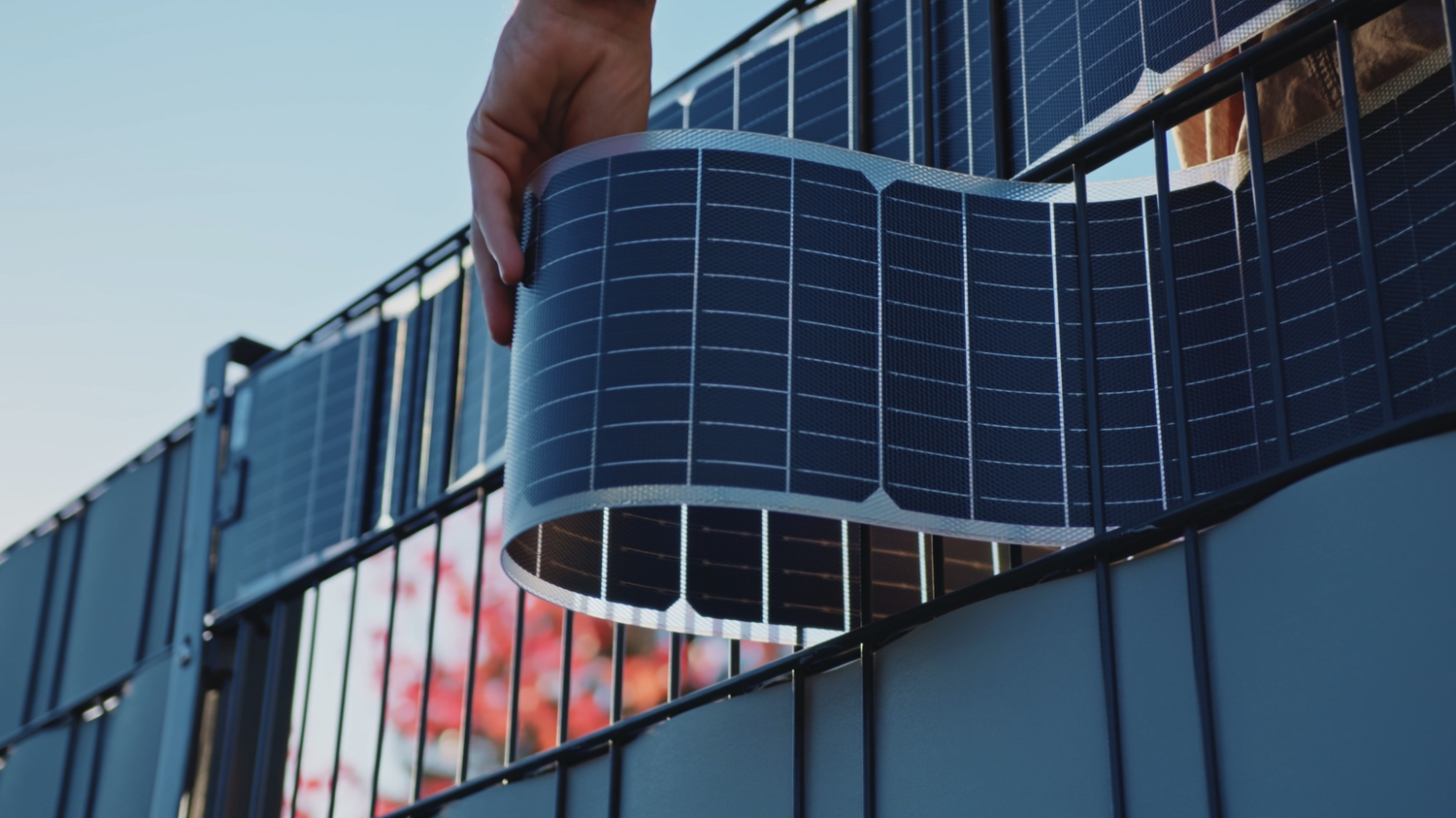 Mit Sunbooster Vertical+ verwandelt das österreichische Solarunternehmen Sunbooster aus Graz nun einfache Doppelstabmattenzäune in Solaranlagen.