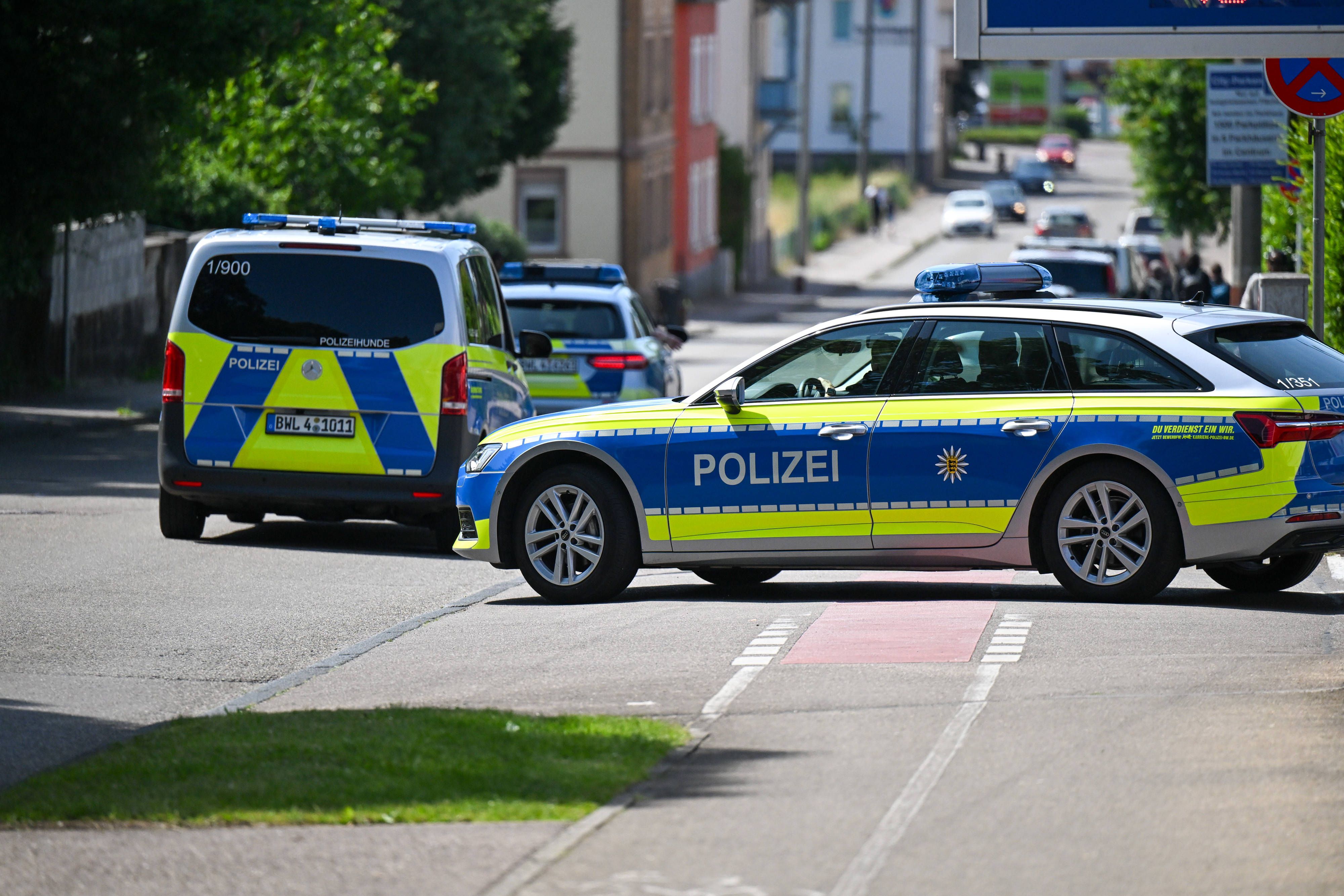 Eine Fahndung nach dem Mann läuft aktuell auf Hochtouren. (Symbolbild)