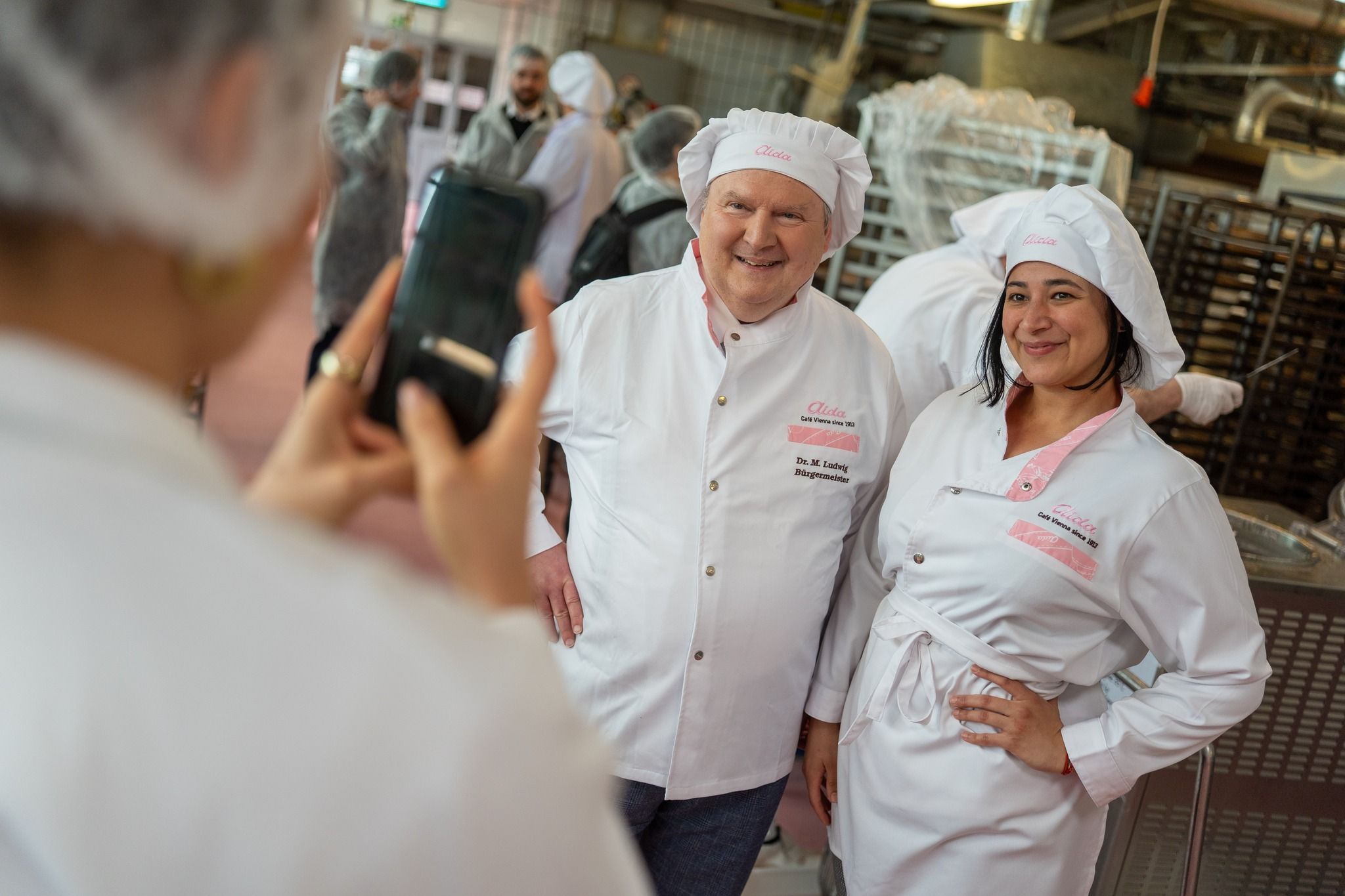 Heute.at - Süßer Termin! Bürgermeister besucht Manner und Aida