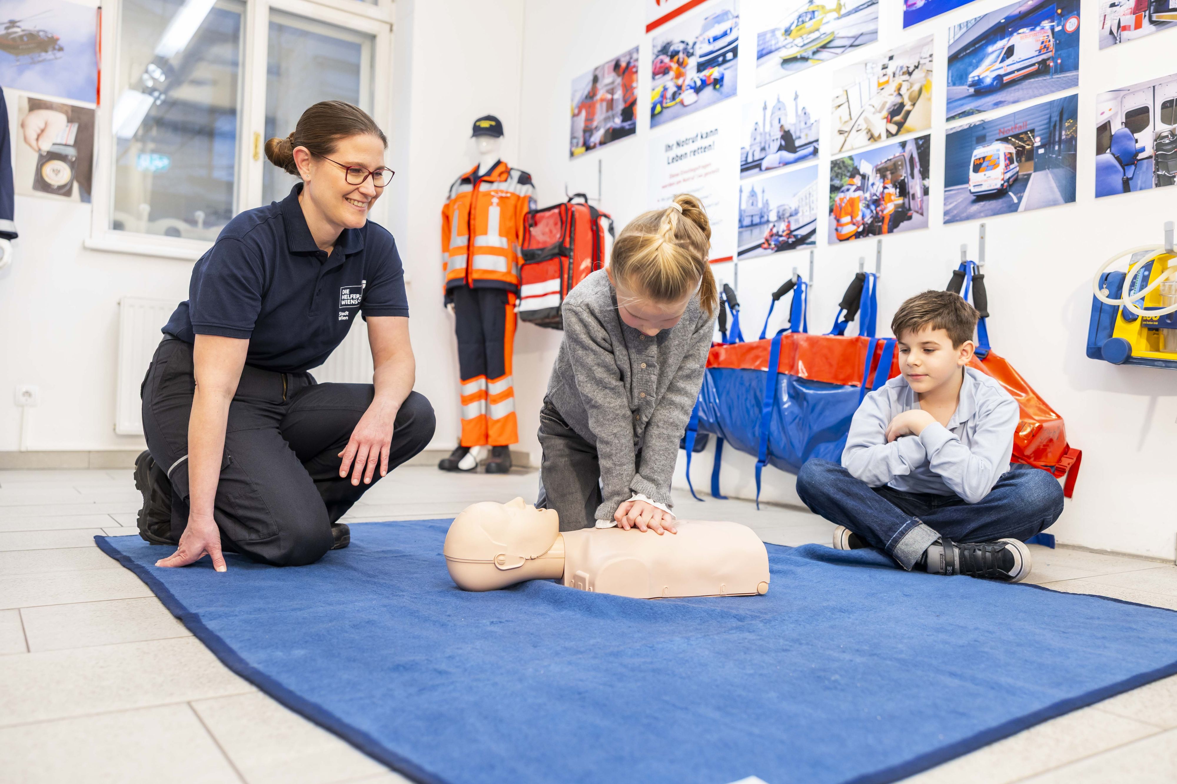 Im Rahmen des Reanimationsprojekts „Ich kann Leben retten!“ erlernen Schüler*innen der 3. und 6. Schulstufe in einem zweistündigen Training Erste-Hilfe-Maßnahmen bei einem Herzstillstand.