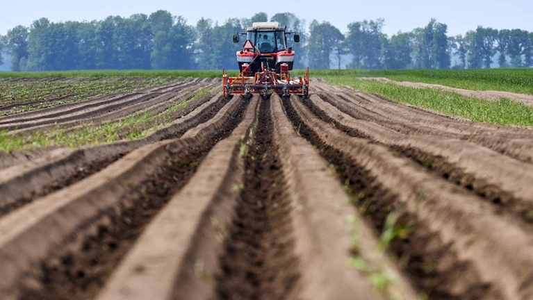 Alle schauen nur aufs Öl, aber Krise ist auch anderswo. Der Welt gehen die Rohstoffe für Medikamente (und Generika) oder Industrie aus. In der Landwirtschaft fehlt der nun sauteure Dünger, die Ernte 2026 ist bedroht. Die Ersten warnen vor 