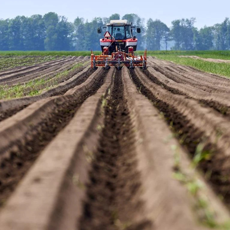 Alle schauen nur aufs Öl, aber Krise ist auch anderswo. Der Welt gehen die Rohstoffe für Medikamente (und Generika) oder Industrie aus. In der Landwirtschaft fehlt der nun sauteure Dünger, die Ernte 2026 ist bedroht. Die Ersten warnen vor "katastrophalen Folgen".
