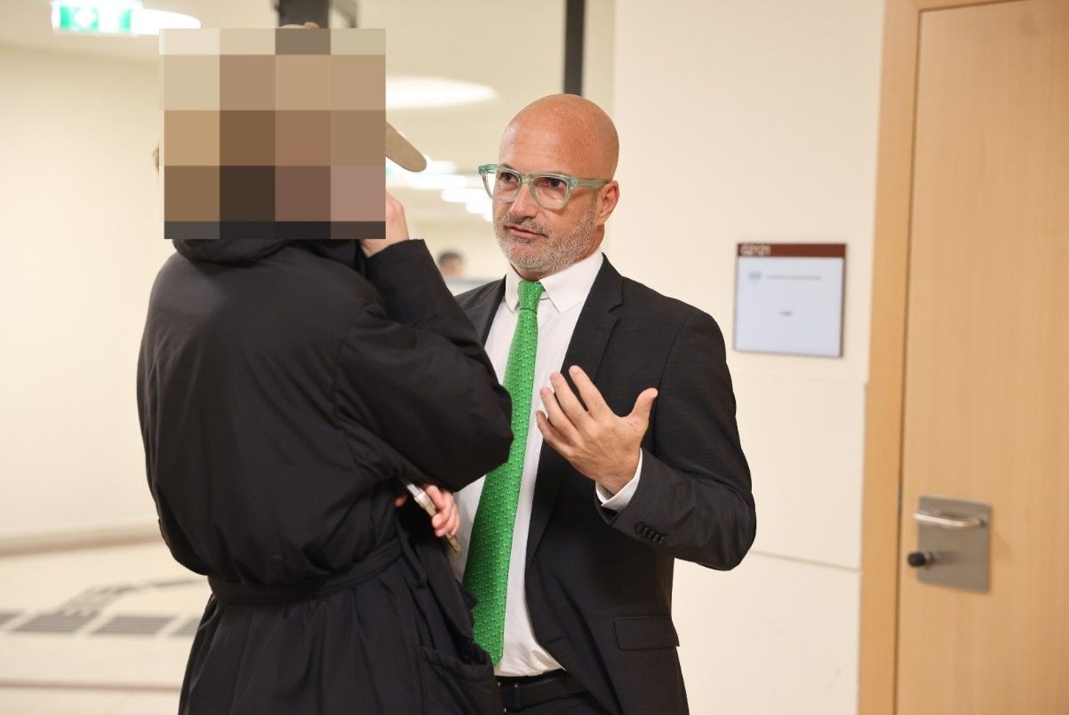 Die Angeklagte – Model und Ehefrau eines Stars – mit Star-Anwalt Niki Rast.