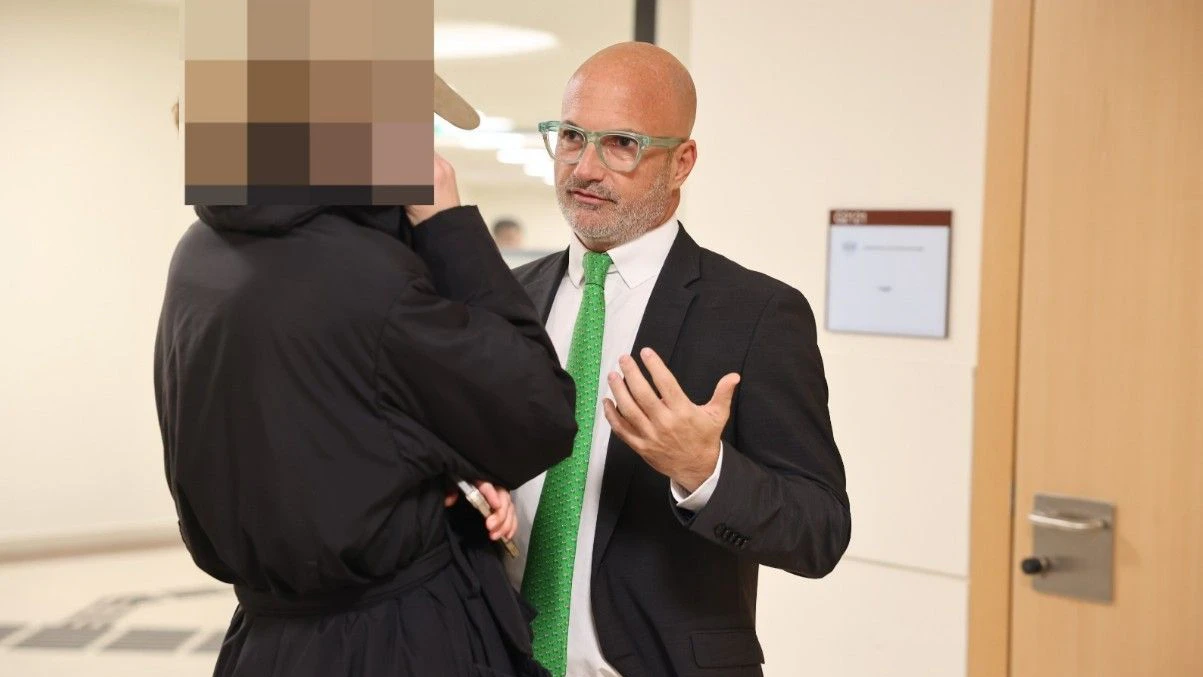 Die Angeklagte – Model und Ehefrau eines Stars – mit Star-Anwalt Niki Rast.