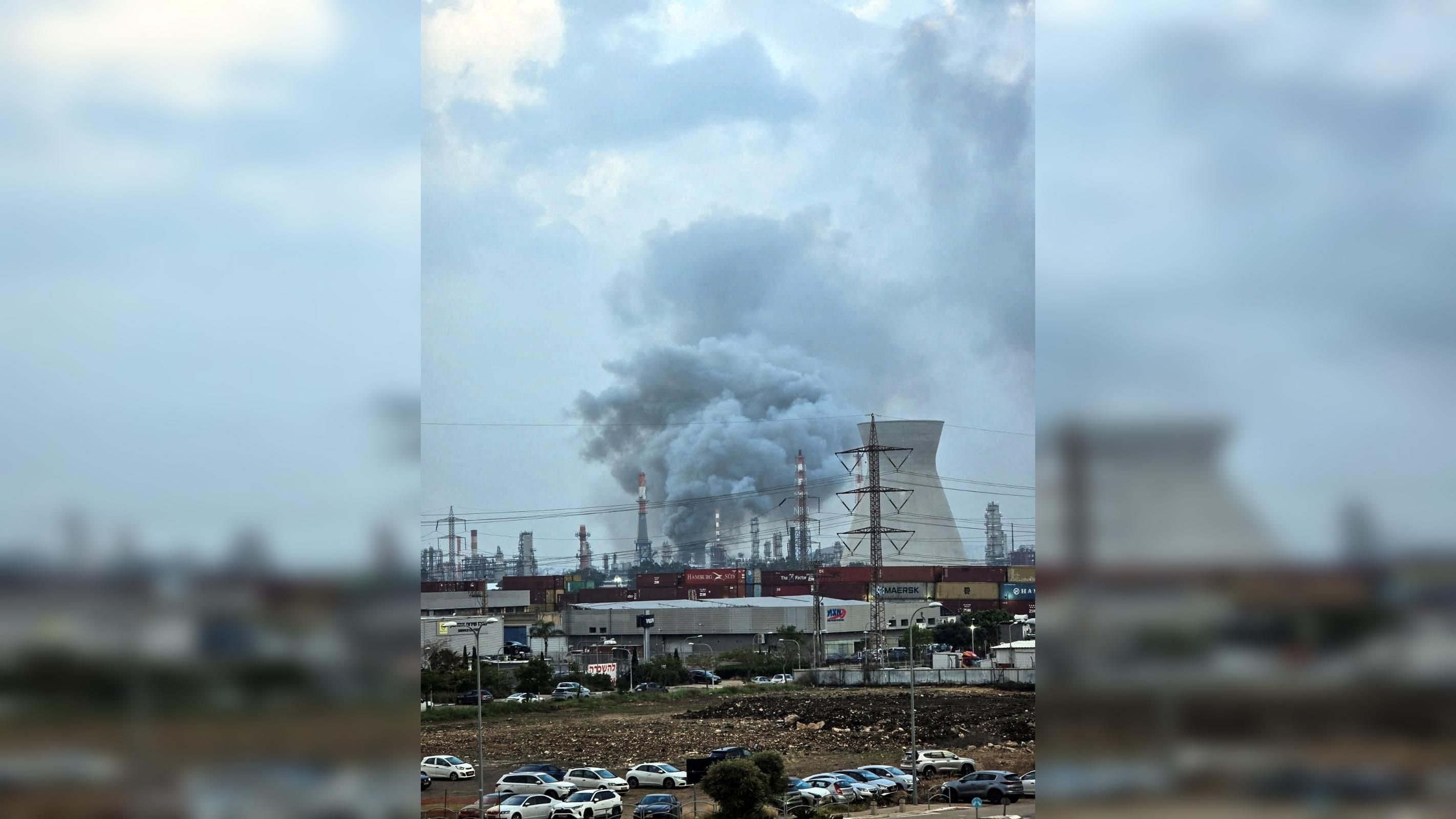 Dichter Rauch über der Ölraffinerie in Haifa. 