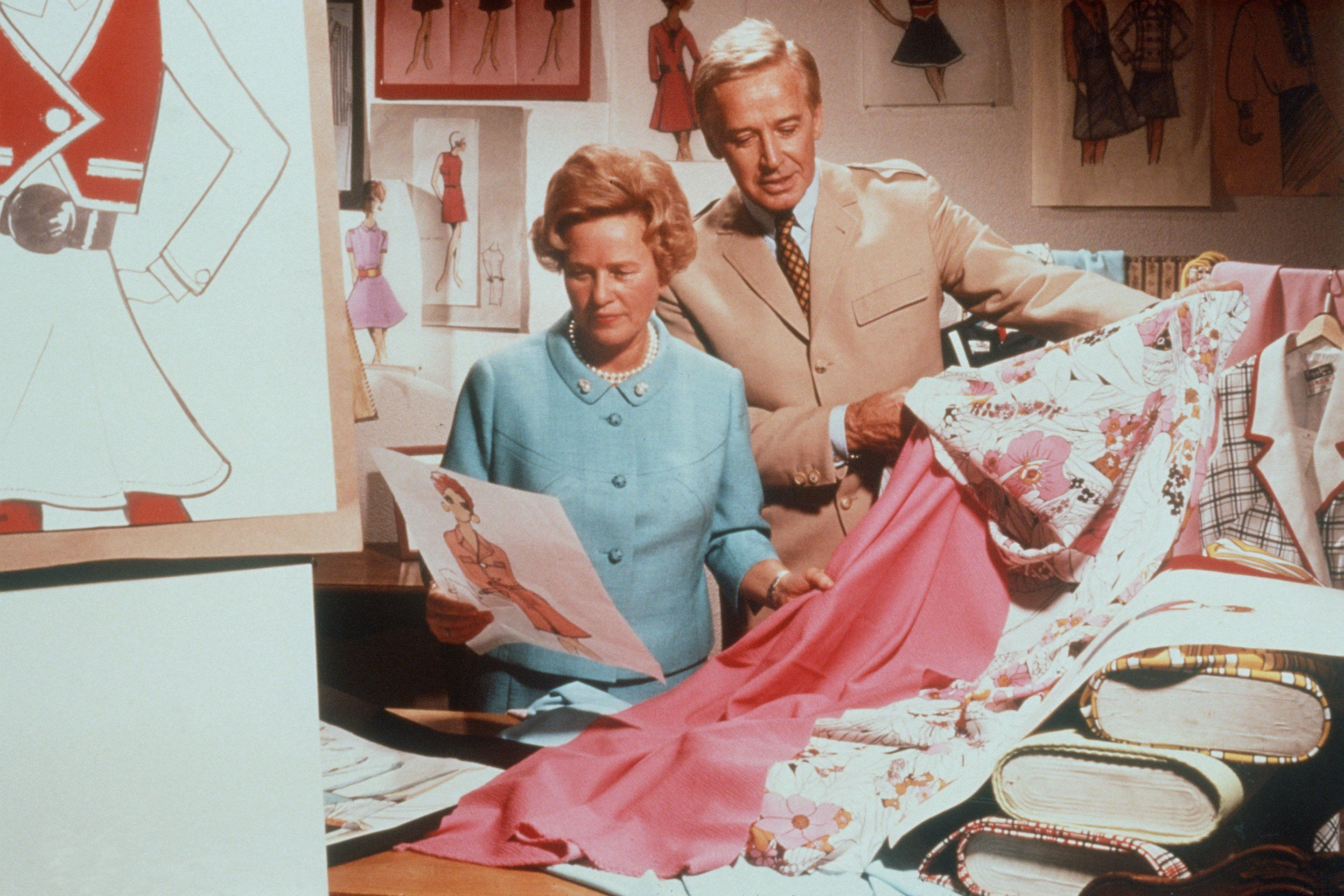 Grete Schickedanz, Besitzerin des Versandhauses Quelle, mit ihrem Modeberater Heinz Oestergaard