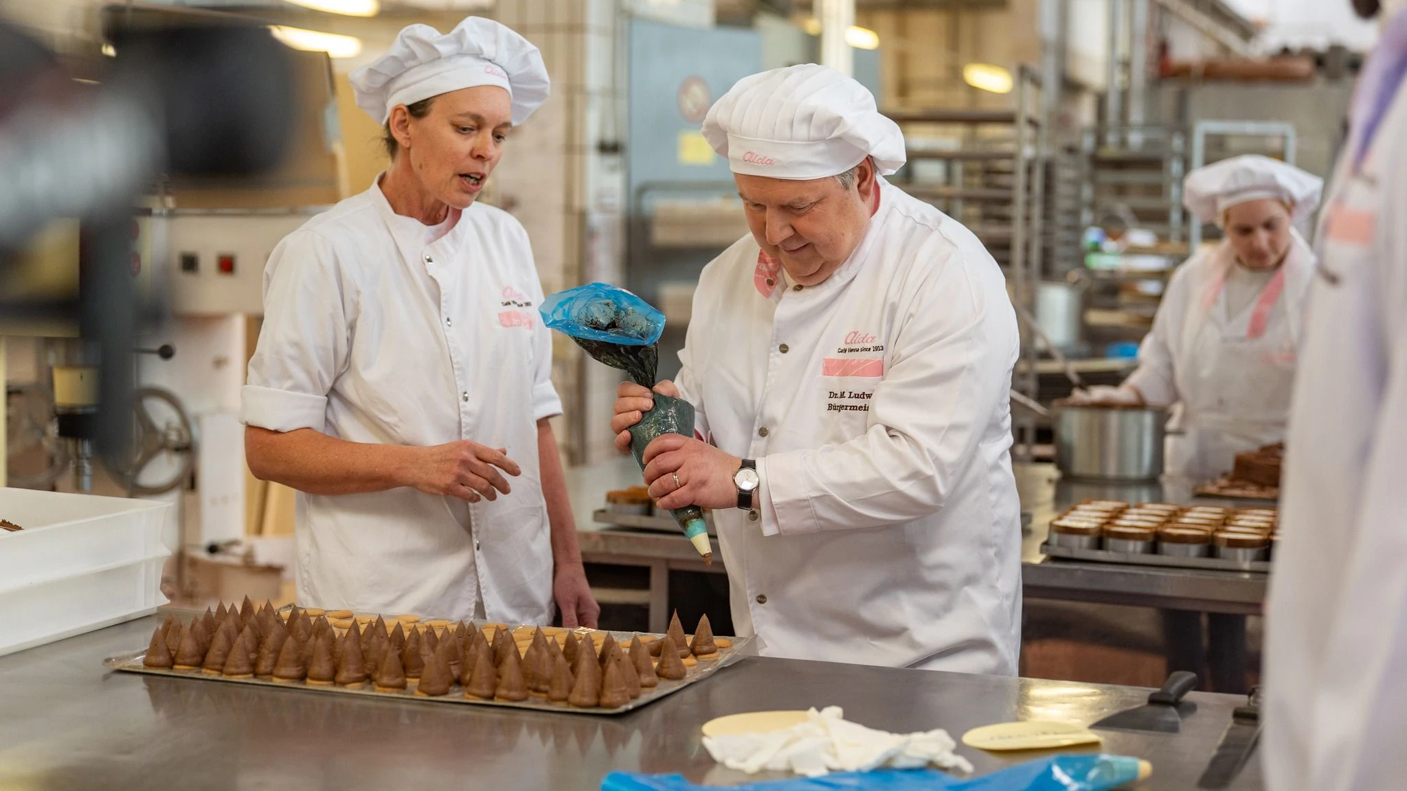 Bürgermeister Michael Ludwig half bei der Produktion mit. 