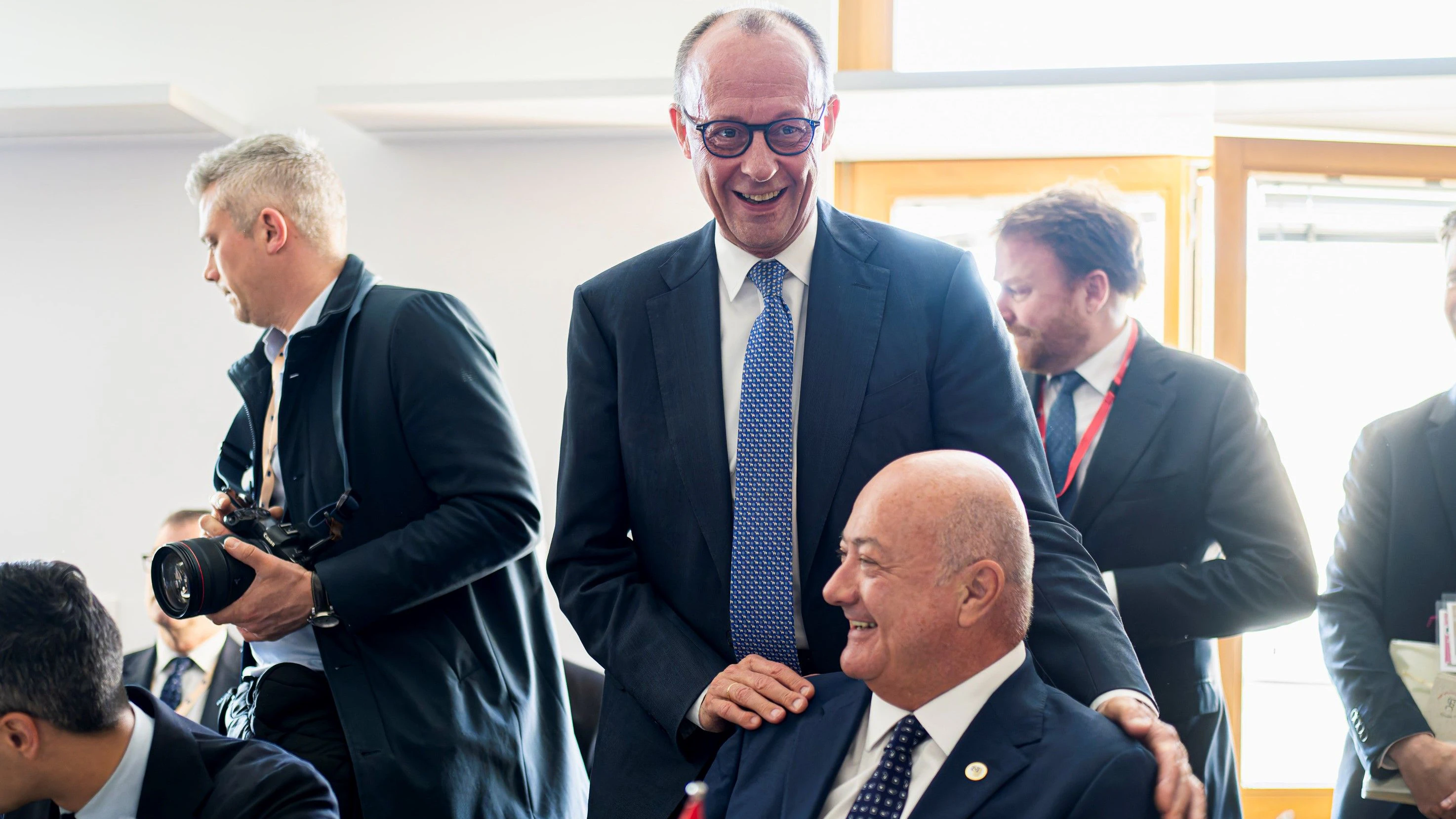 Christian Stocker beim EU-Gipfel in Brüssel mit dem deutschen Kanzler Friedrich Merz (CDU).