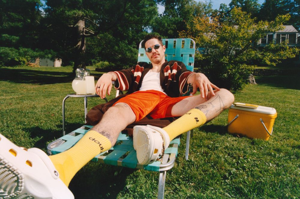 Pete Davidson macht es sich gemütlich und lässt den Crocs den großen Auftritt in dieser Kampagne übernehmen.