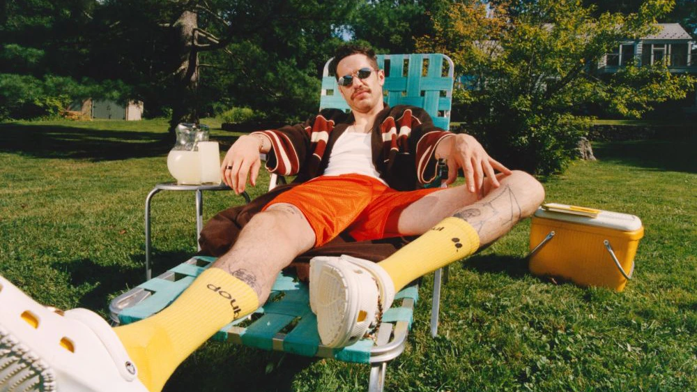 Pete Davidson macht es sich gemütlich und lässt den Crocs den großen Auftritt in dieser Kampagne übernehmen.